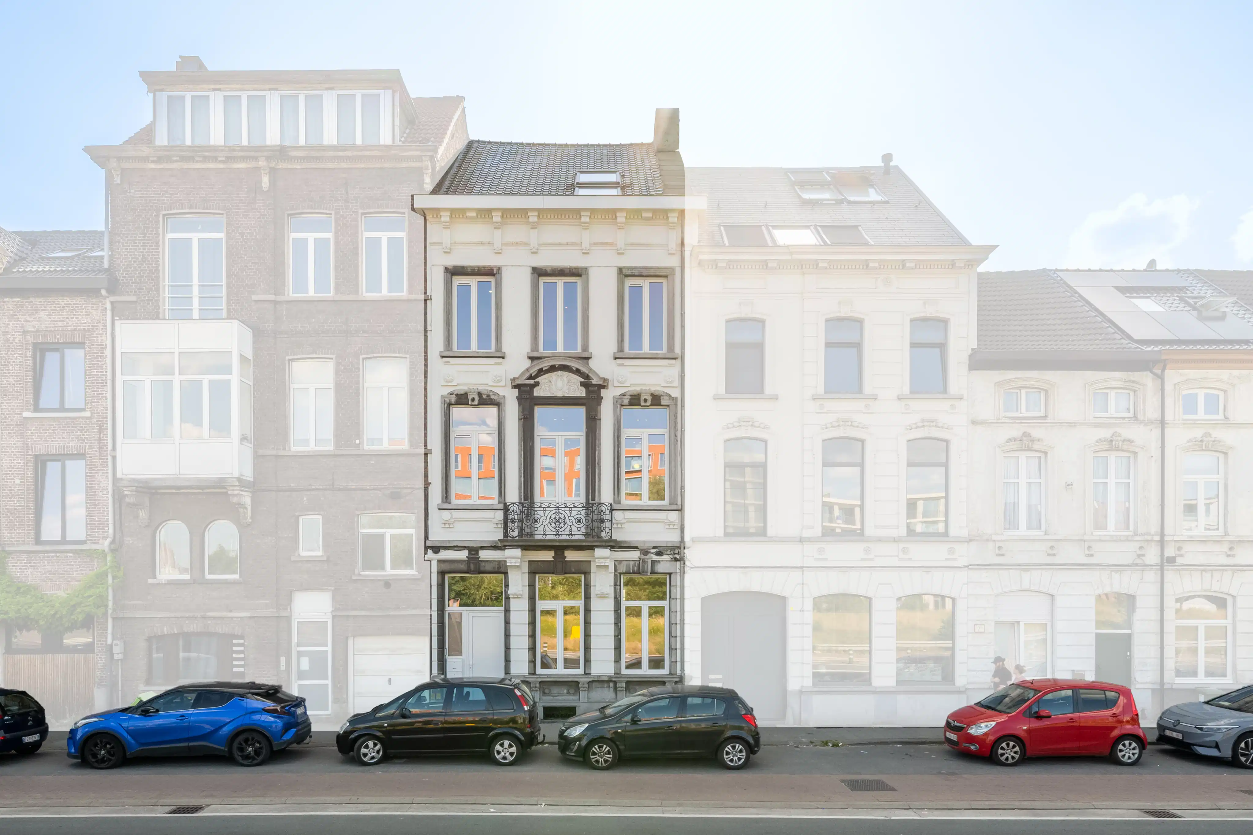 Excl. gerenoveerde herenwoning (3 entiteiten) aan het water foto {{pictureIndex}}