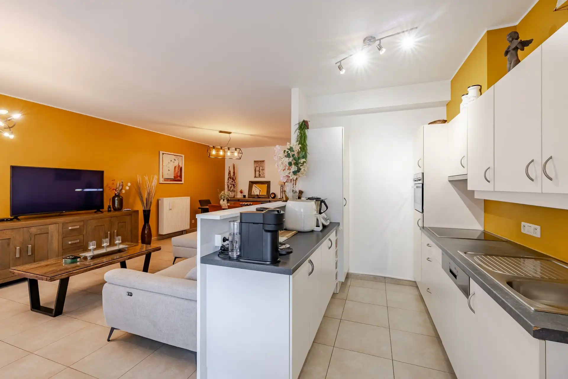 Instapklaar gelijkvloers appartement met 2 slaapkamers, ruim terras en ondergrondse staanplaats in hartje Aalst foto 10