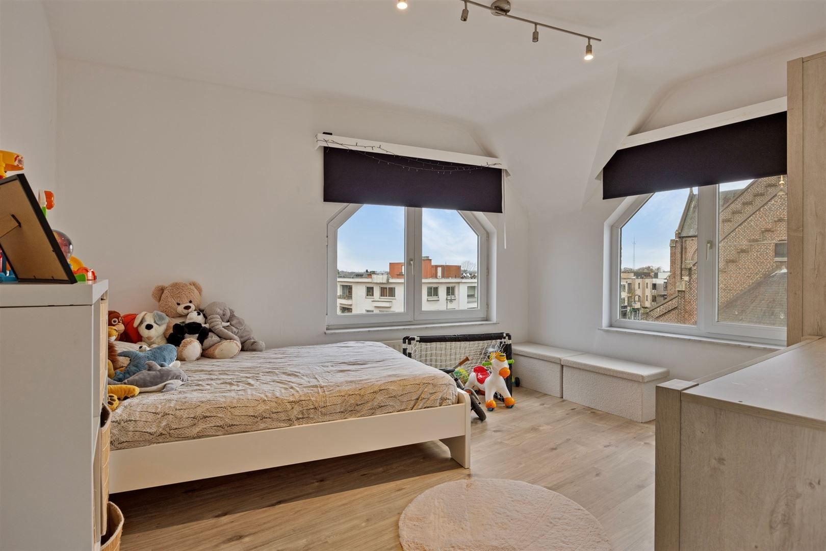 TE HUUR: Ruim gerenoveerd appartement met 3 slaapkamers te Heusden! foto 9