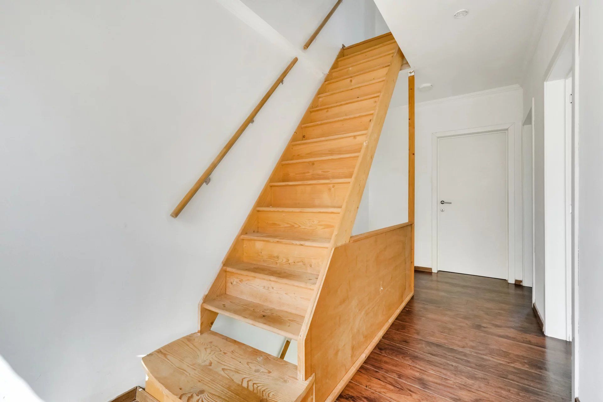 Ruime rijwoning op wandelafstand van centrum foto 17