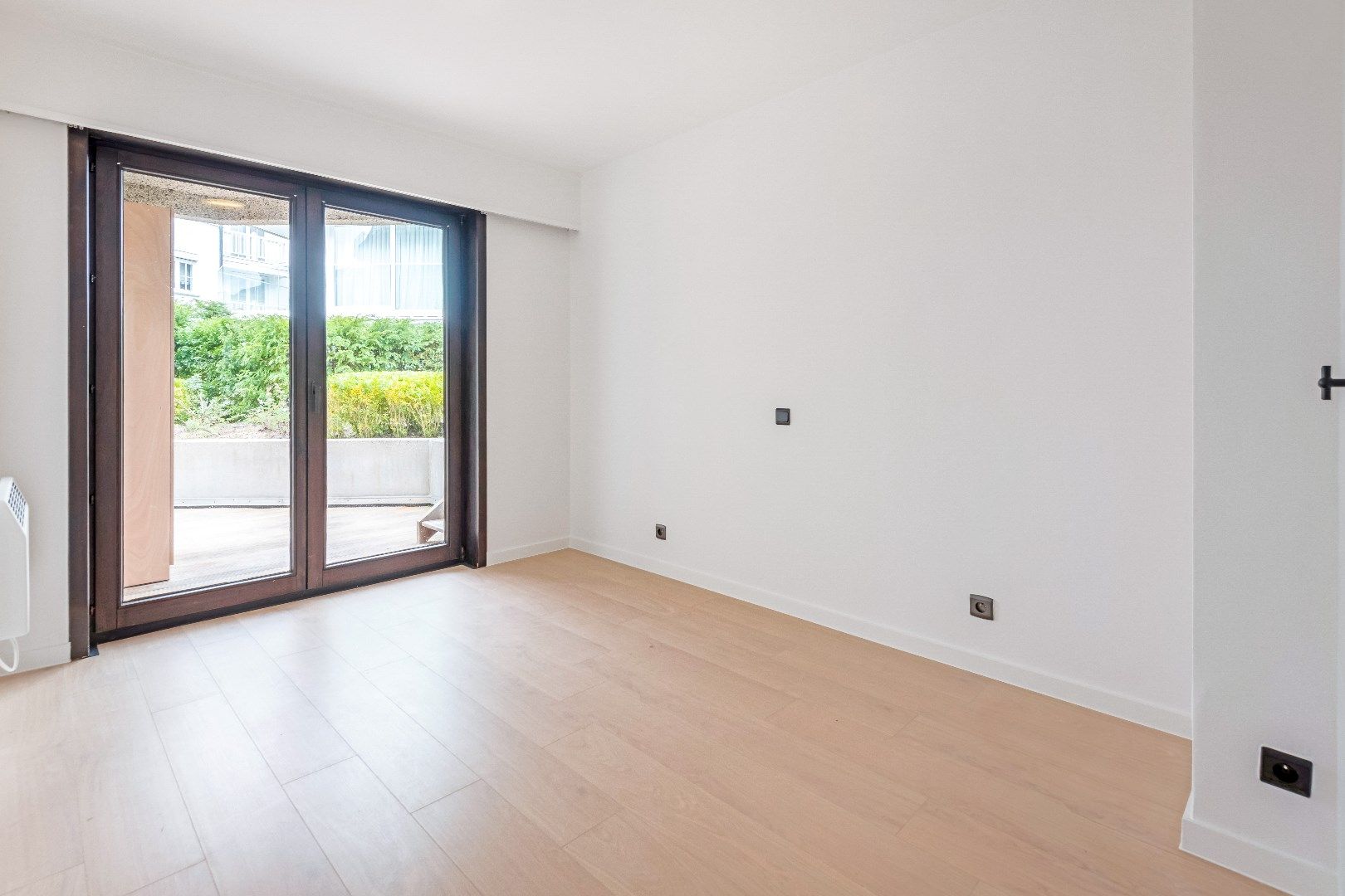 Ongemeubeld hoekappartement met veel licht en mooie terrassen vlakbij het Albertplein in het Zoute.  foto 13