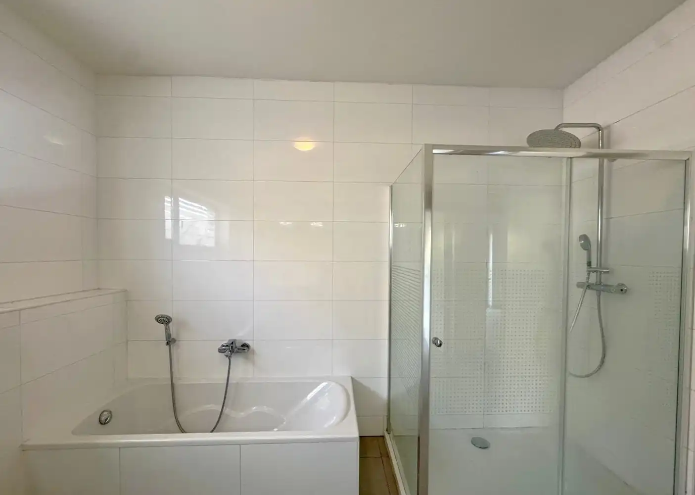 RUIM GELIJKVLOERS APPARTEMENT MET TERRAS EN TUIN foto 8