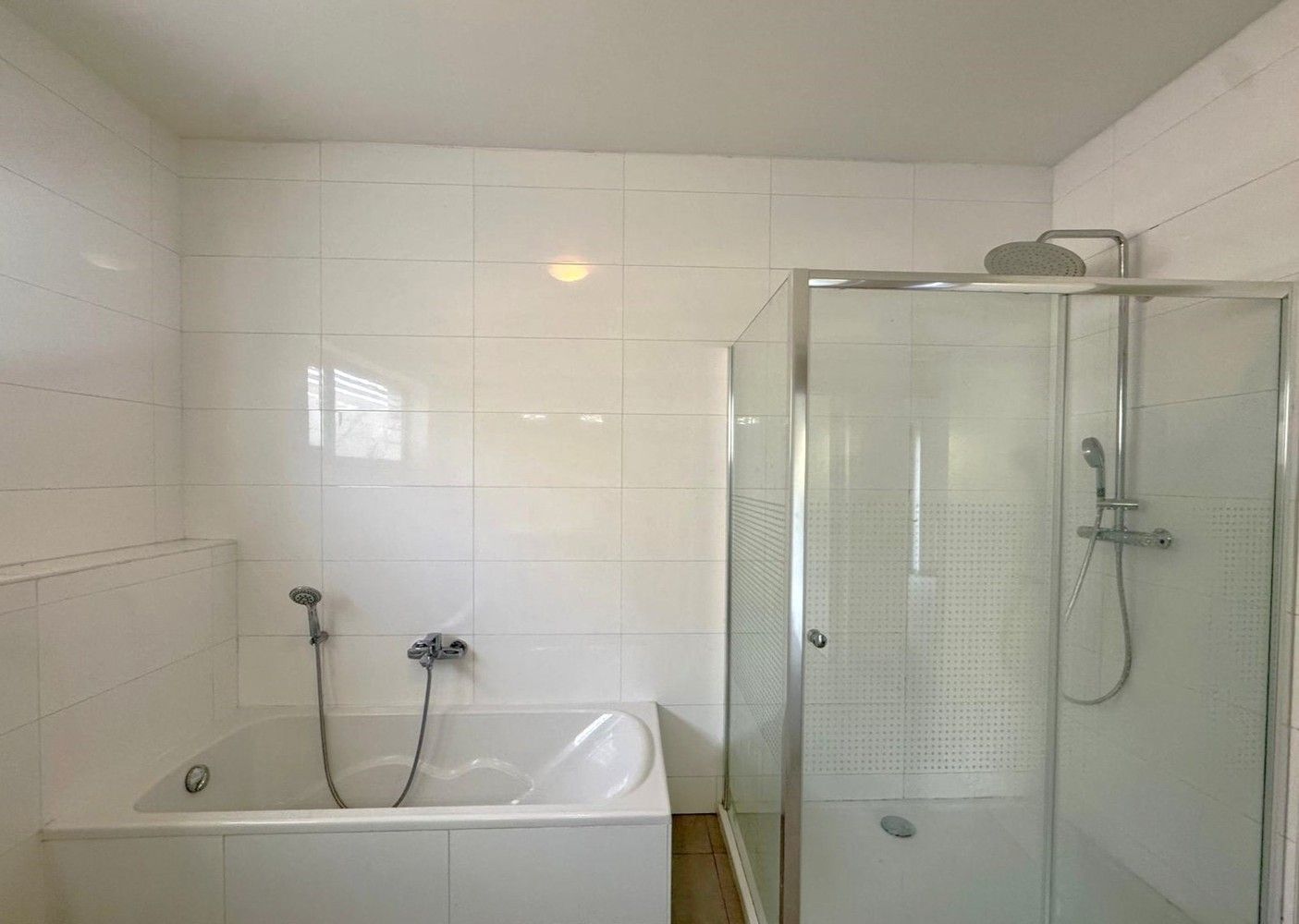 RUIM GELIJKVLOERS APPARTEMENT MET TERRAS EN TUIN foto 8