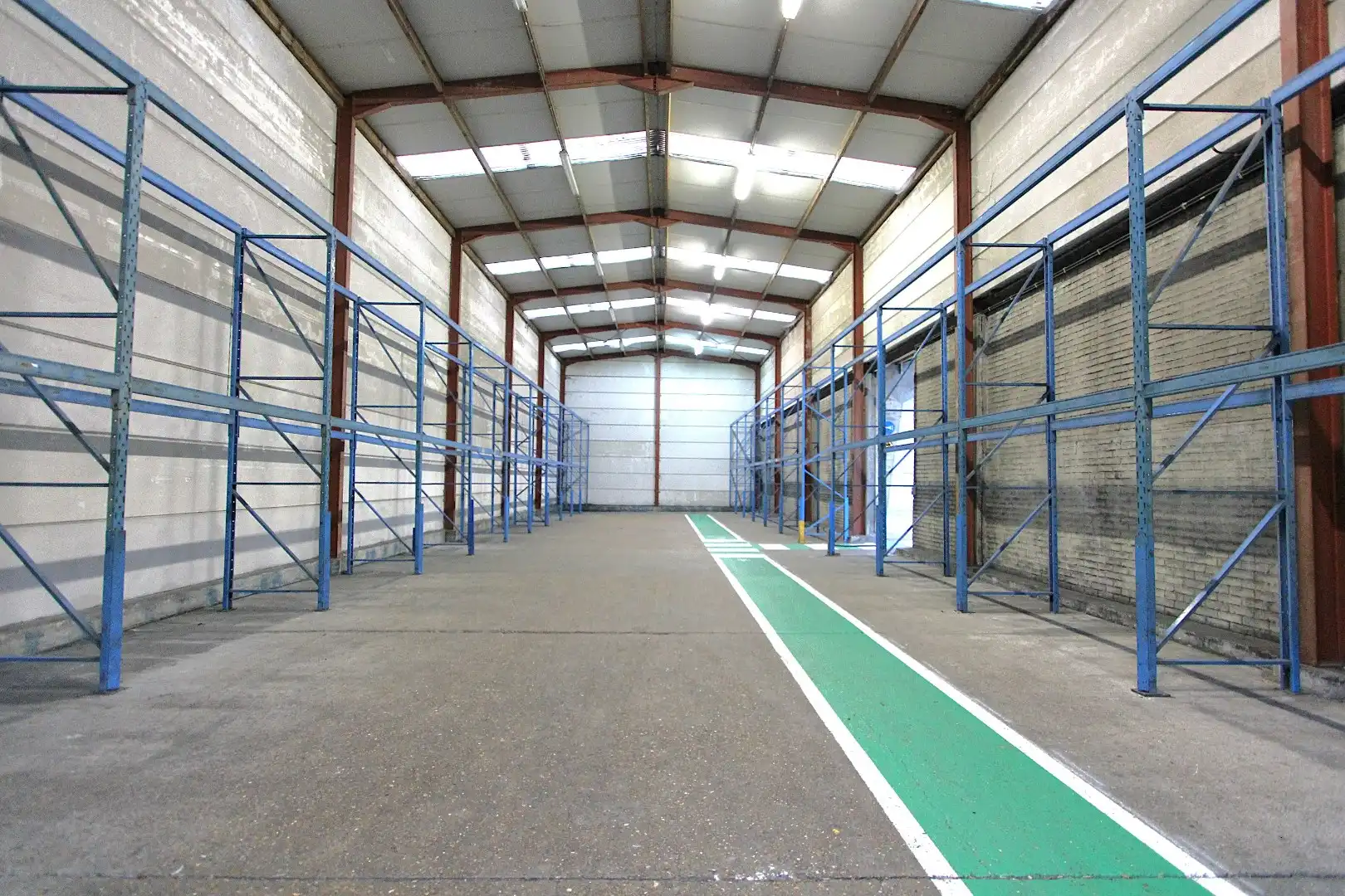 Magazijn (760m²) met koer (1040m²) en bureelruimte (85m²) te huur centrum Knokke Nieuwstraat foto 3