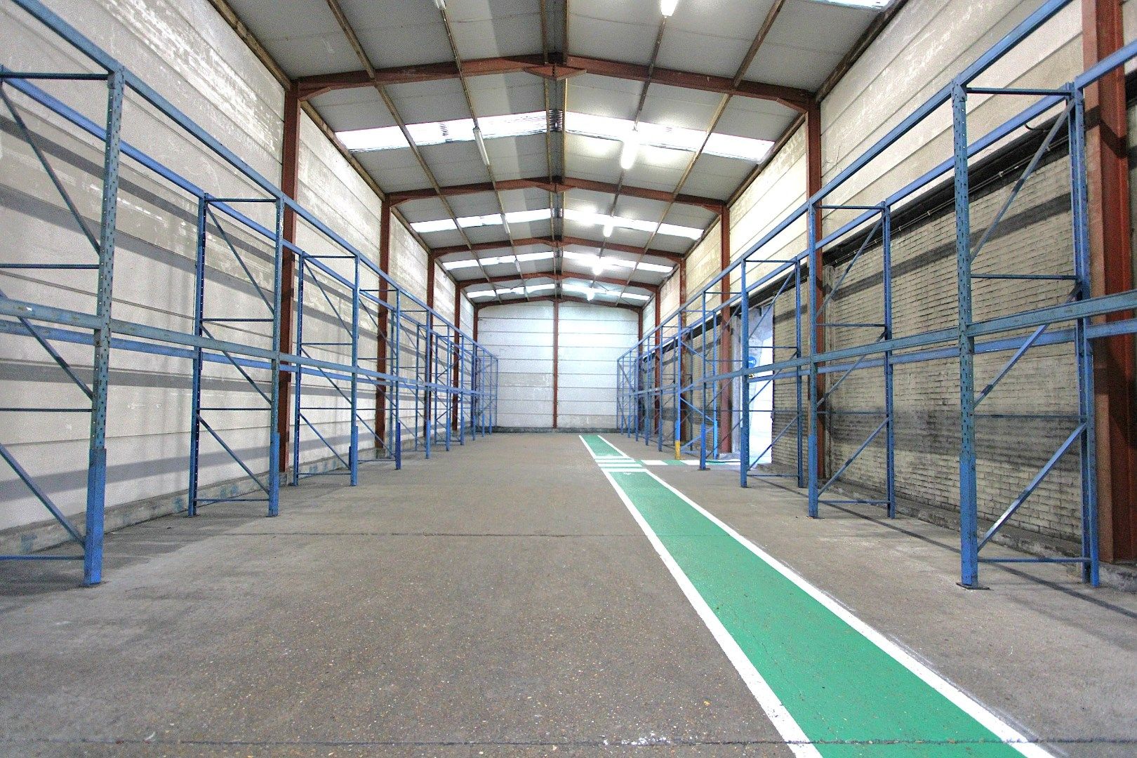 Magazijn (760m²) met koer (1040m²) en bureelruimte (85m²) te huur centrum Knokke Nieuwstraat foto 3