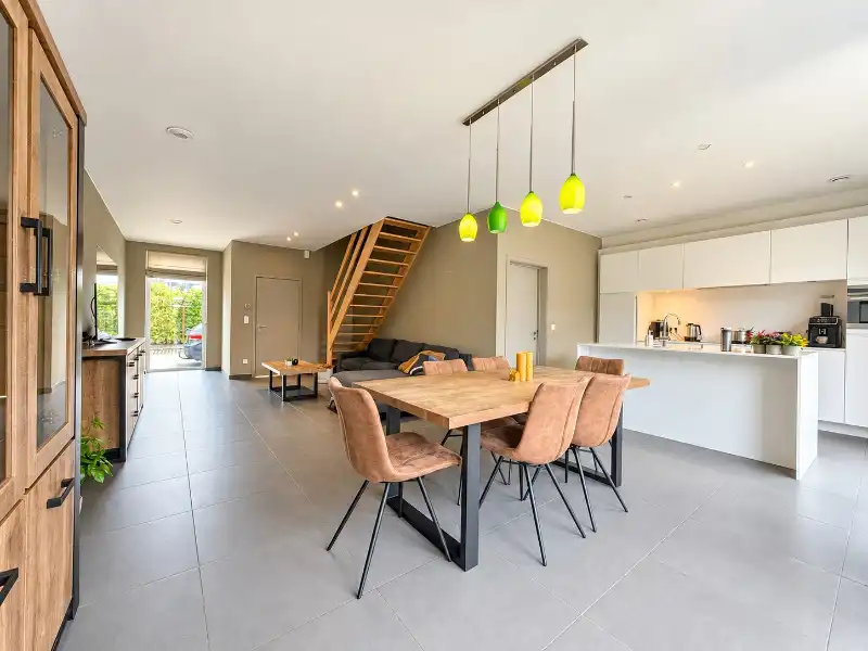Moderne lage-energiewoning met mooie tuin en garage in een rustige woonwijk foto 2