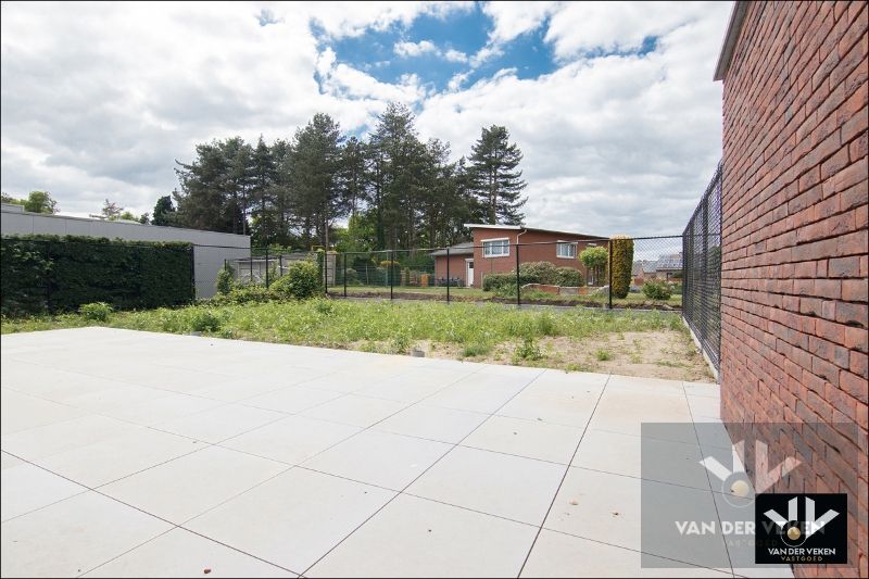 Ruim gelijkvloers nieuwbouwappartement met 4 slaapkamers en 2 badkamers, een terras en een mooie tuin op een goed bereikbare locatie! foto 5