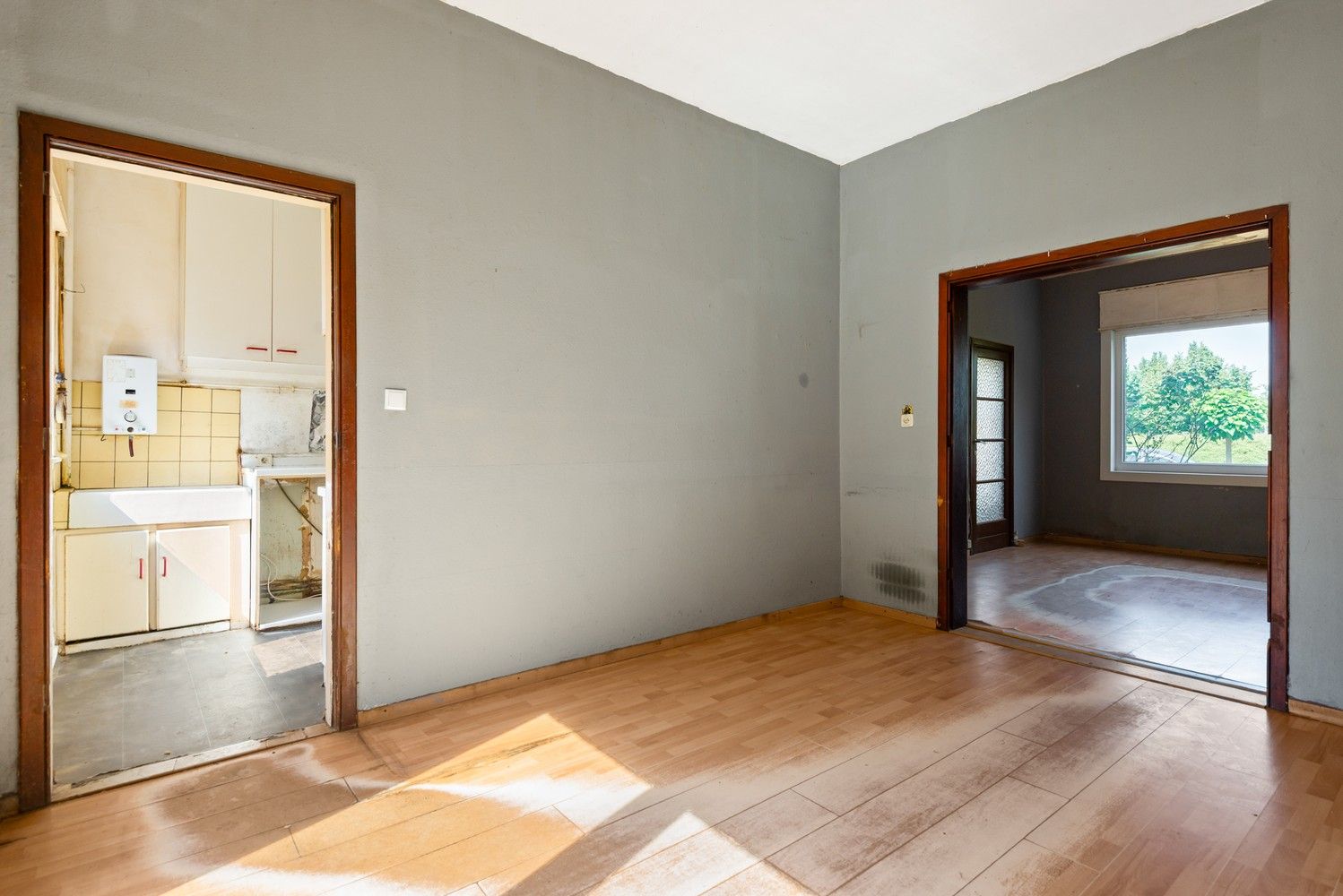 Te renoveren woning met 3 slaapkamers en tuin in Wijnegem! foto 4