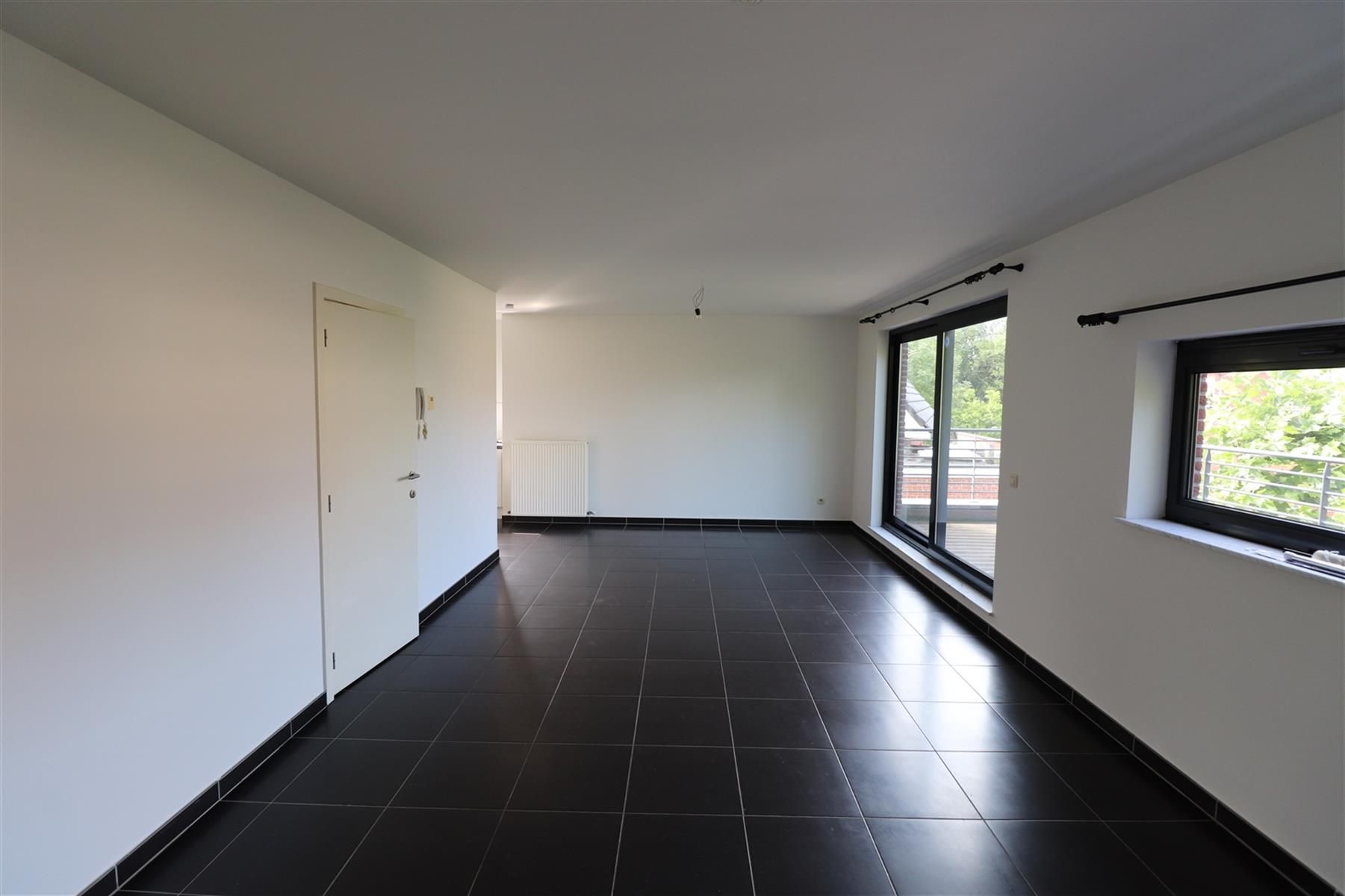 Een appartement op de 1ste verdieping met 2 slaapkamers en terras. foto 2