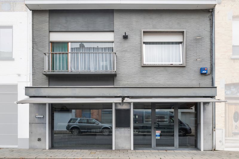 Lauwe-Centrum. Uitstekende gelegen handelseigendom : wonen en werken met 4 slaapkamers met tuin en aparte ingang garagegebouw en parking. POLYVALENTE EIGENDOM MET POTENTIEEL ! foto {{pictureIndex}}