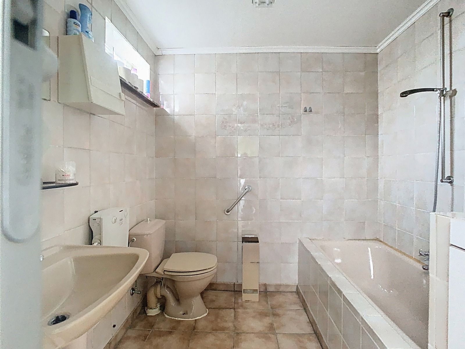 Centraal gelegen, Te renoveren Woning met 2 SLPK én Tuin! foto 9