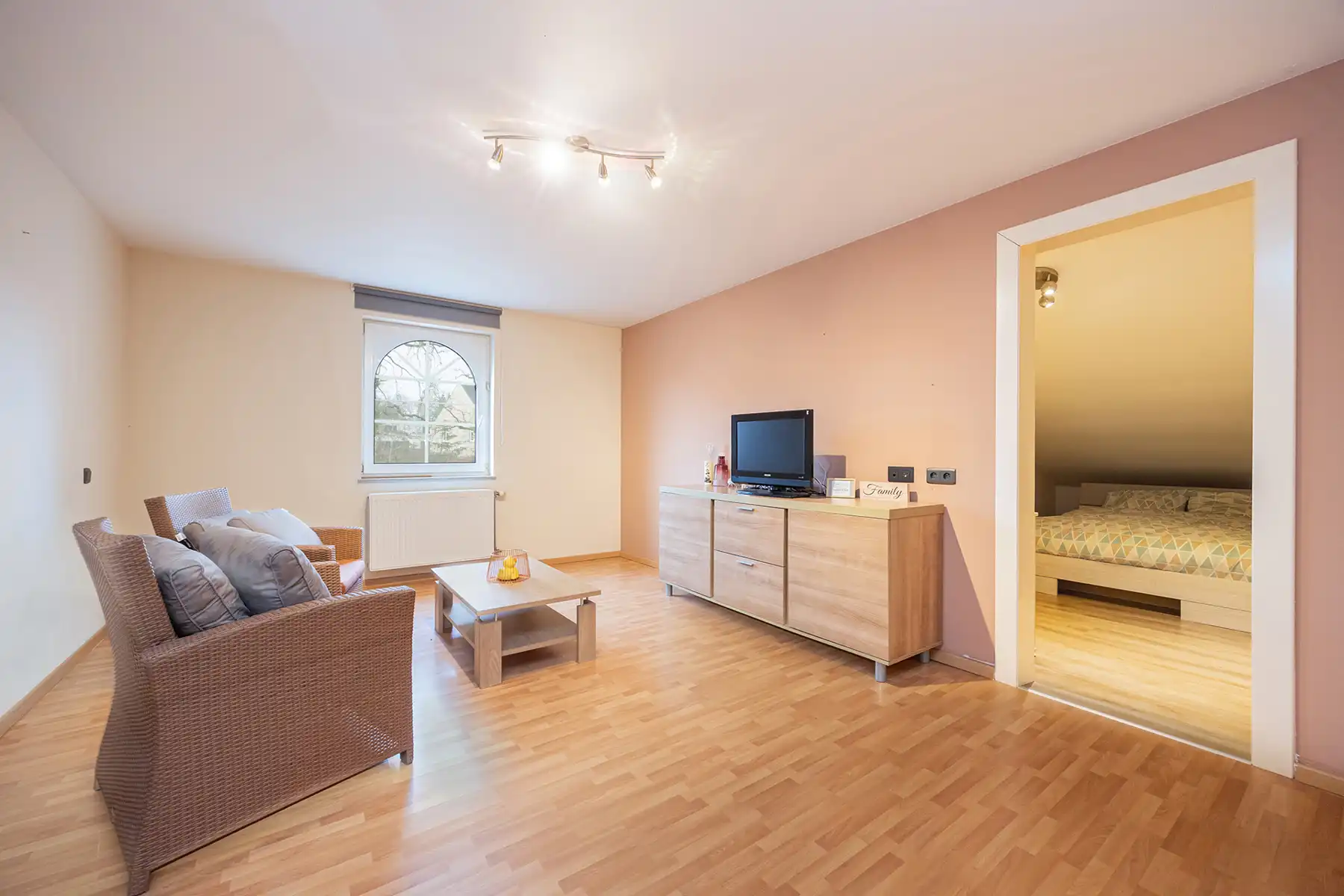 INSTAPKLARE, RIANTE GEZINSWONING MET 5 SLAAPKAMERS,  RUIMTE VOOR VRIJ BEROEP, INPANDIGE GARAGE IN KELDER EN GUNSTIG EPC OP PERCEEL VAN 11A30CA TE OUDSBERGEN foto 15