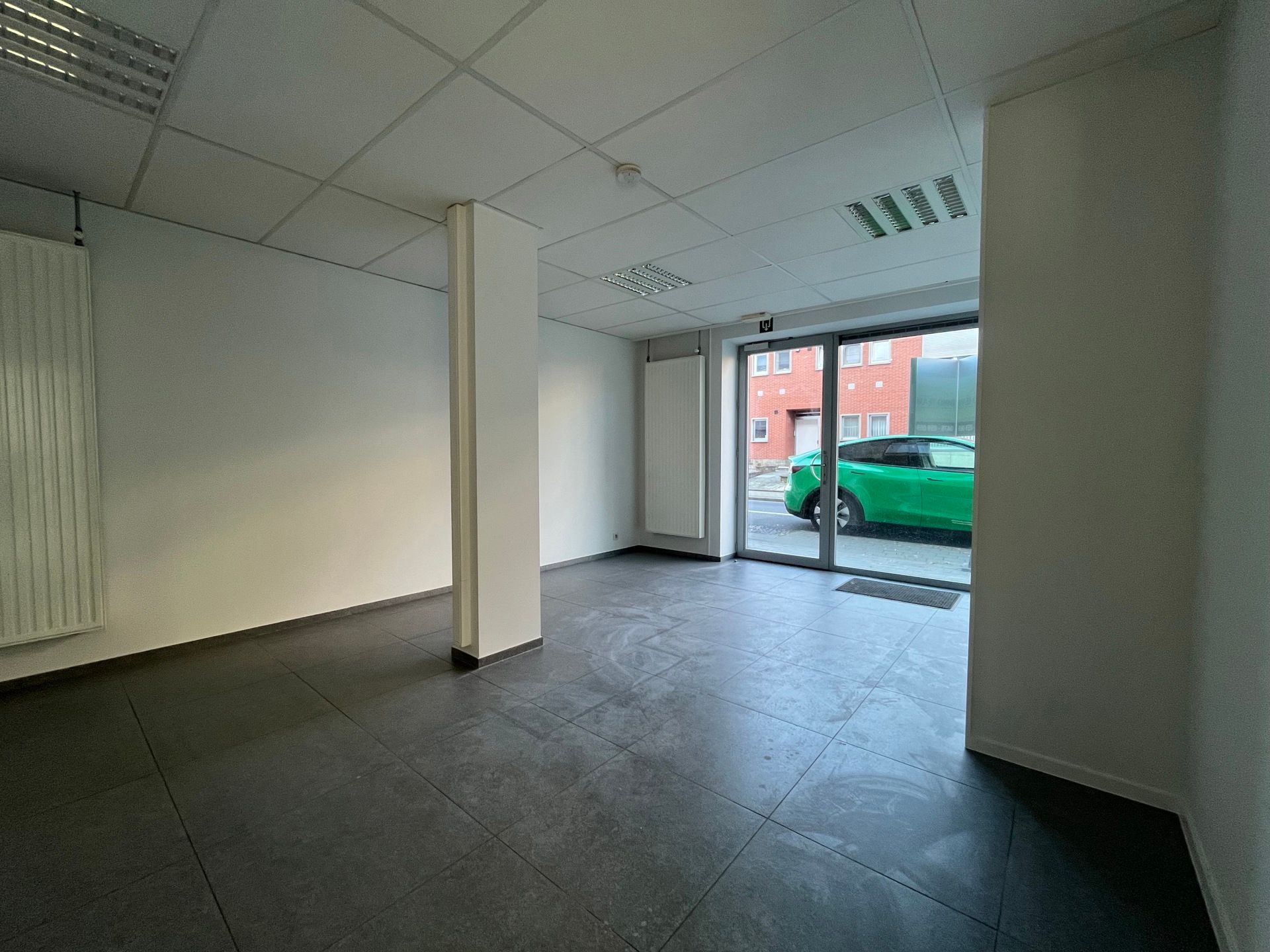 RUIME HANDELS/KANTOORRUIMTE TE HUUR IN TERNAT foto 3