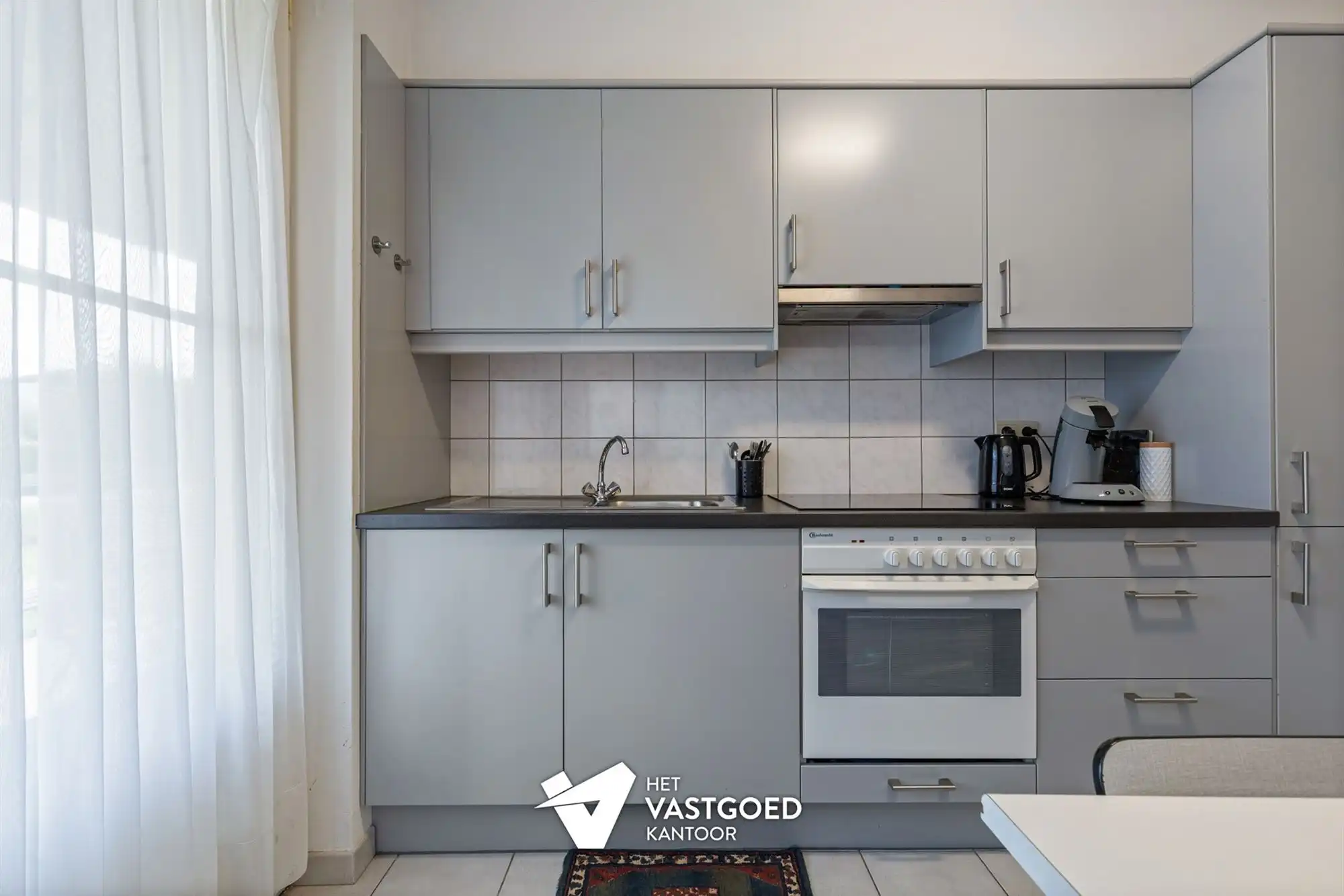 RUIM GELIJKVLOERS 2 SLAAPKAMER APPARTEMENT MET OVERDEKTE AUTOSTAANPLAATS IN BERINGEN CENTRUM foto 10