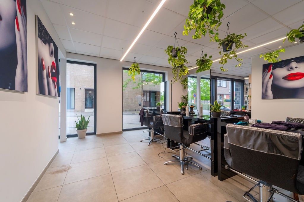 MODERNE COMMERCIËLE RUIMTE IN HASSELT MET AUTOSTANDPLAATS EN BERGING EN ENERGIELABEL B foto 2