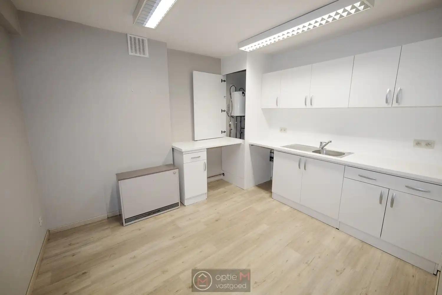 RUIM KANTOORGEBOUW OP TOPLIGGING IN BILZEN foto 32