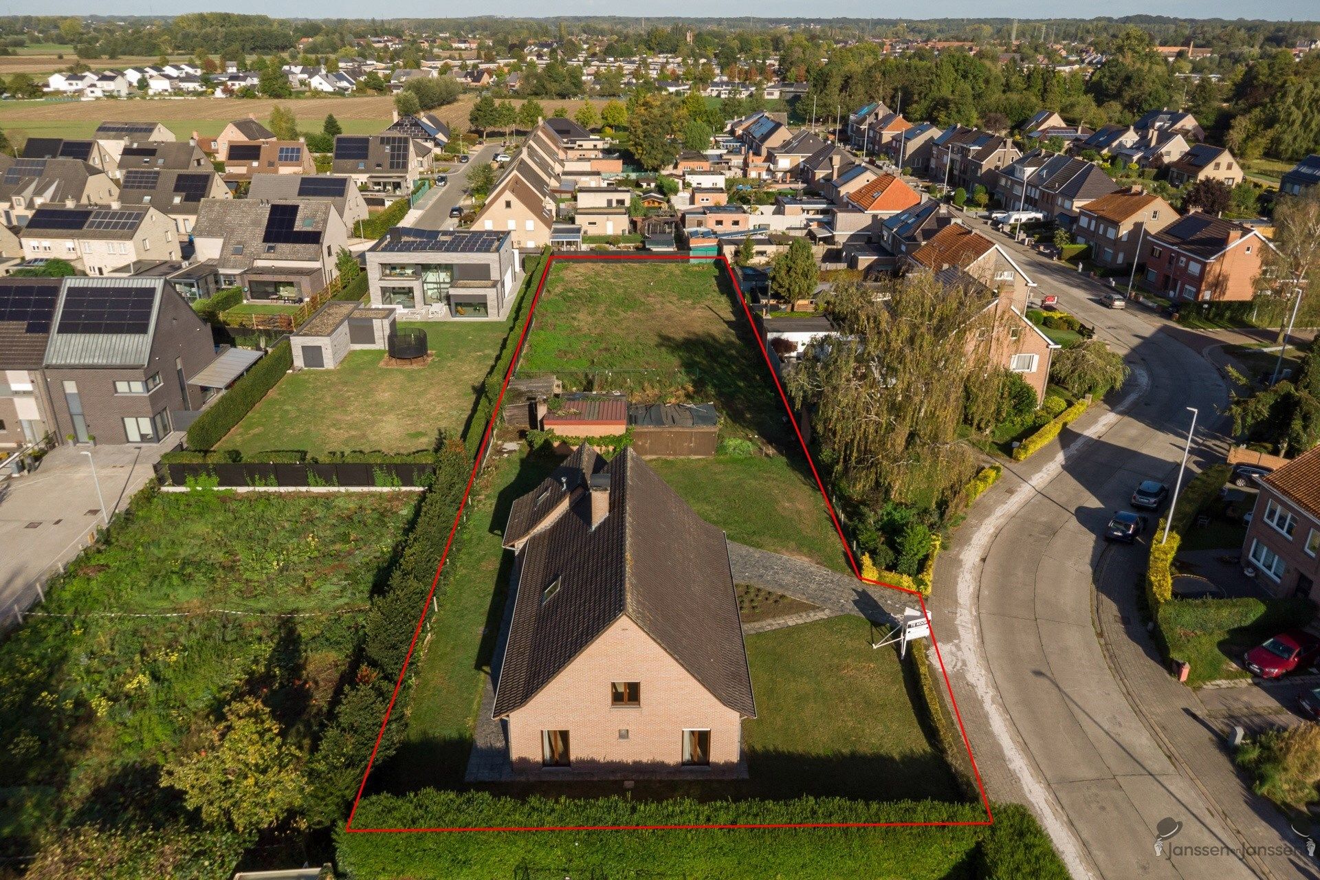 Hoofdfoto van de publicatie: Rustig gelegen villa met uitgestrekte tuin