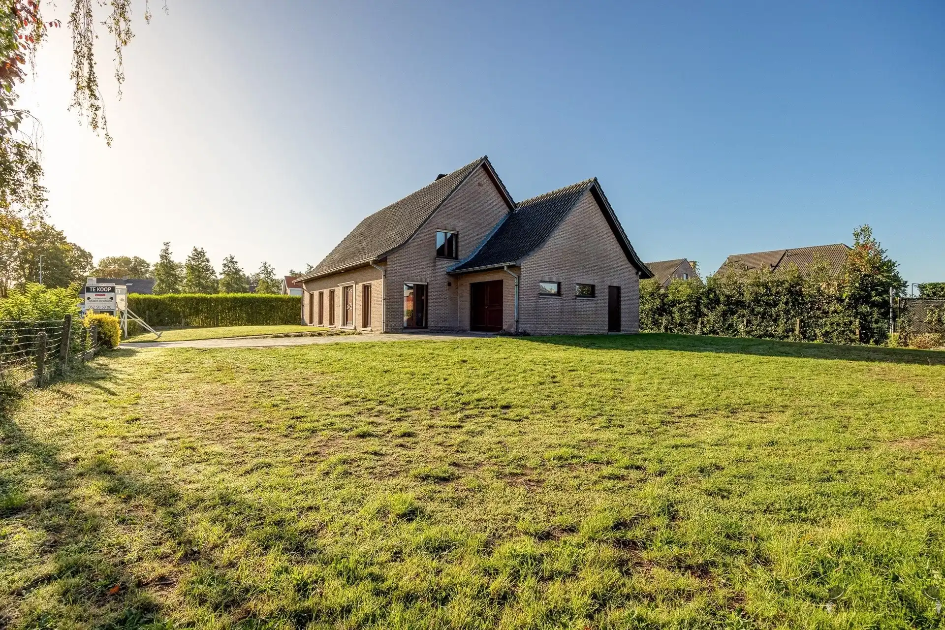 Hoofdfoto van de publicatie: Rustig gelegen villa met uitgestrekte tuin