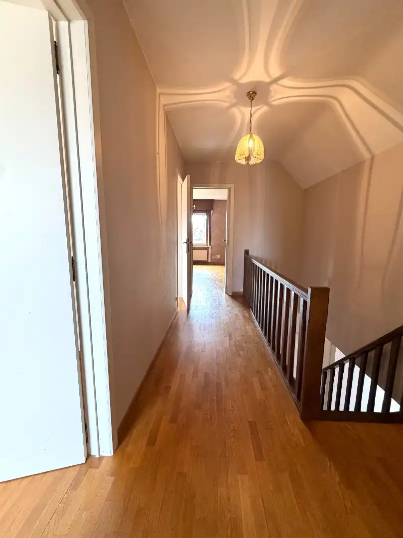 Instapklare open bebouwing met gelijkvloerse slaap- en badkamer en drie slaapkamers op verdiep. foto 15