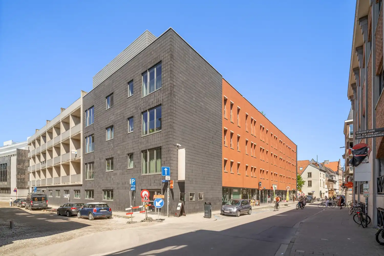 Modern en energiezuinig(A-label) appartement met 1 slaapkamer, een terras, een autostaanplaats, een kelder en een fietsenstalling te centrum Leuven! foto {{pictureIndex}}