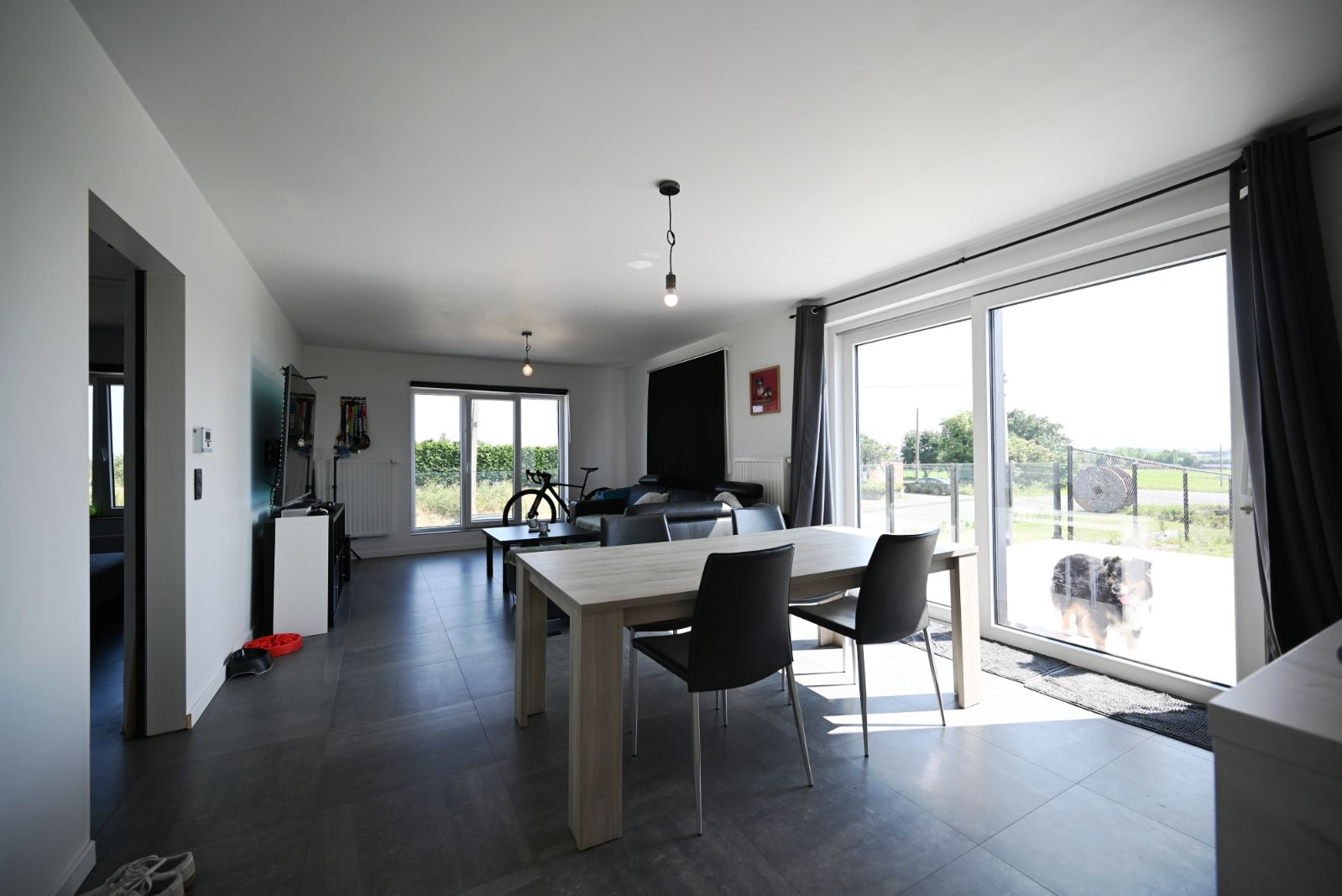 Moderne woning met ruime tuin! foto 6