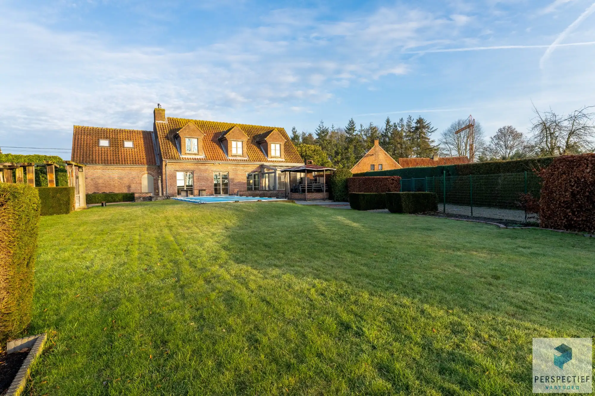 Landelijk gelegen villa met handelsruimte en buitenzwembad op 1370 m² foto {{pictureIndex}}