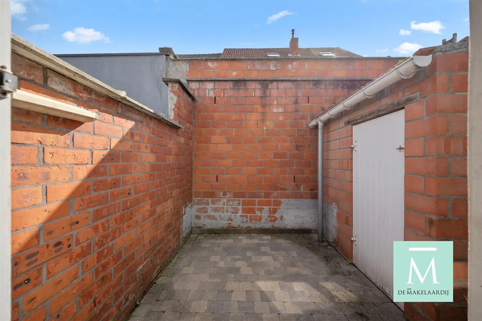 Leuke, op te frissen starterswoning met 3 slaapkamers en gezellig terrasje op toplocatie! foto 12