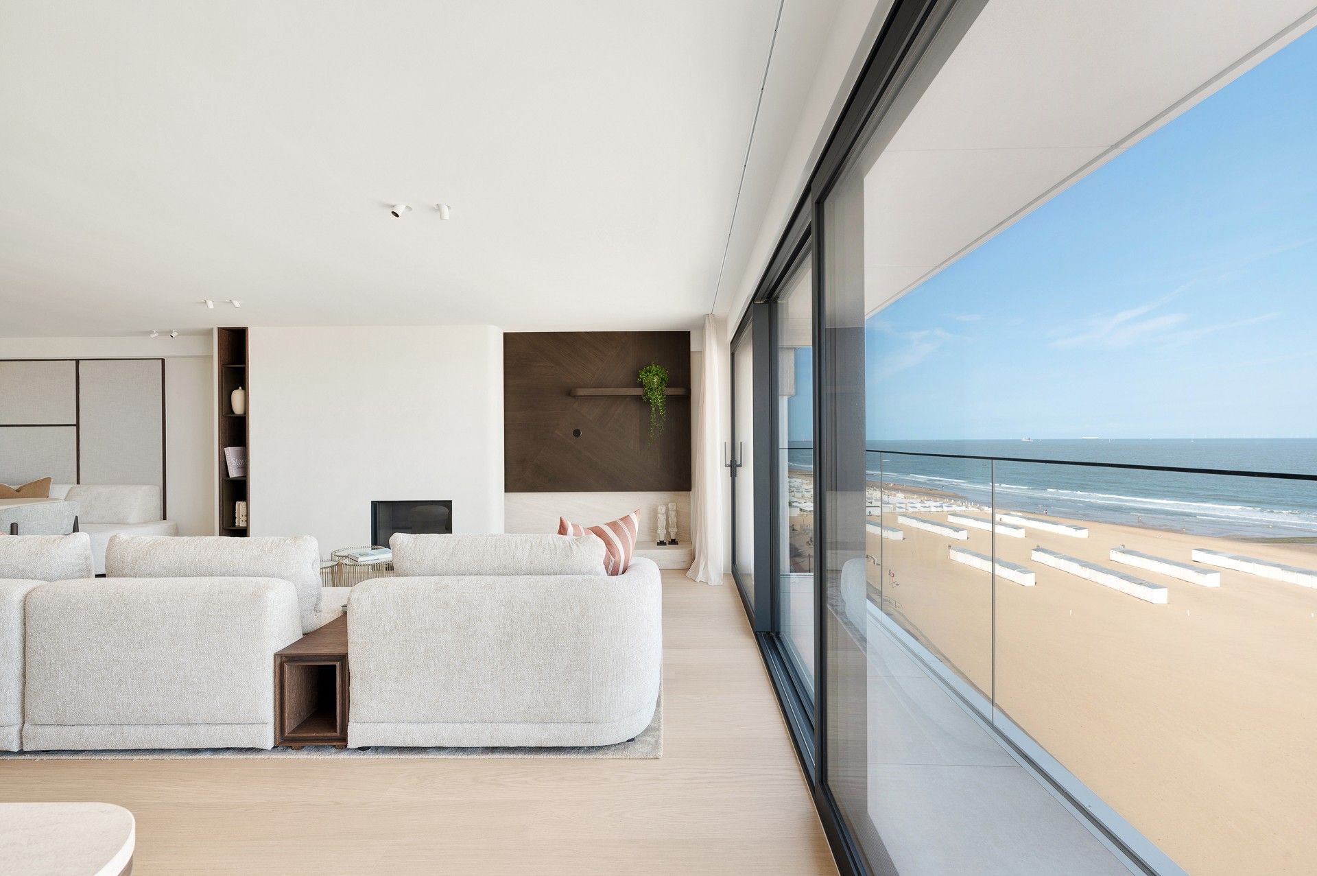 Exclusief en luxueus gerenoveerd appartement met frontaal zeezicht op topligging in Het Zoute foto 18