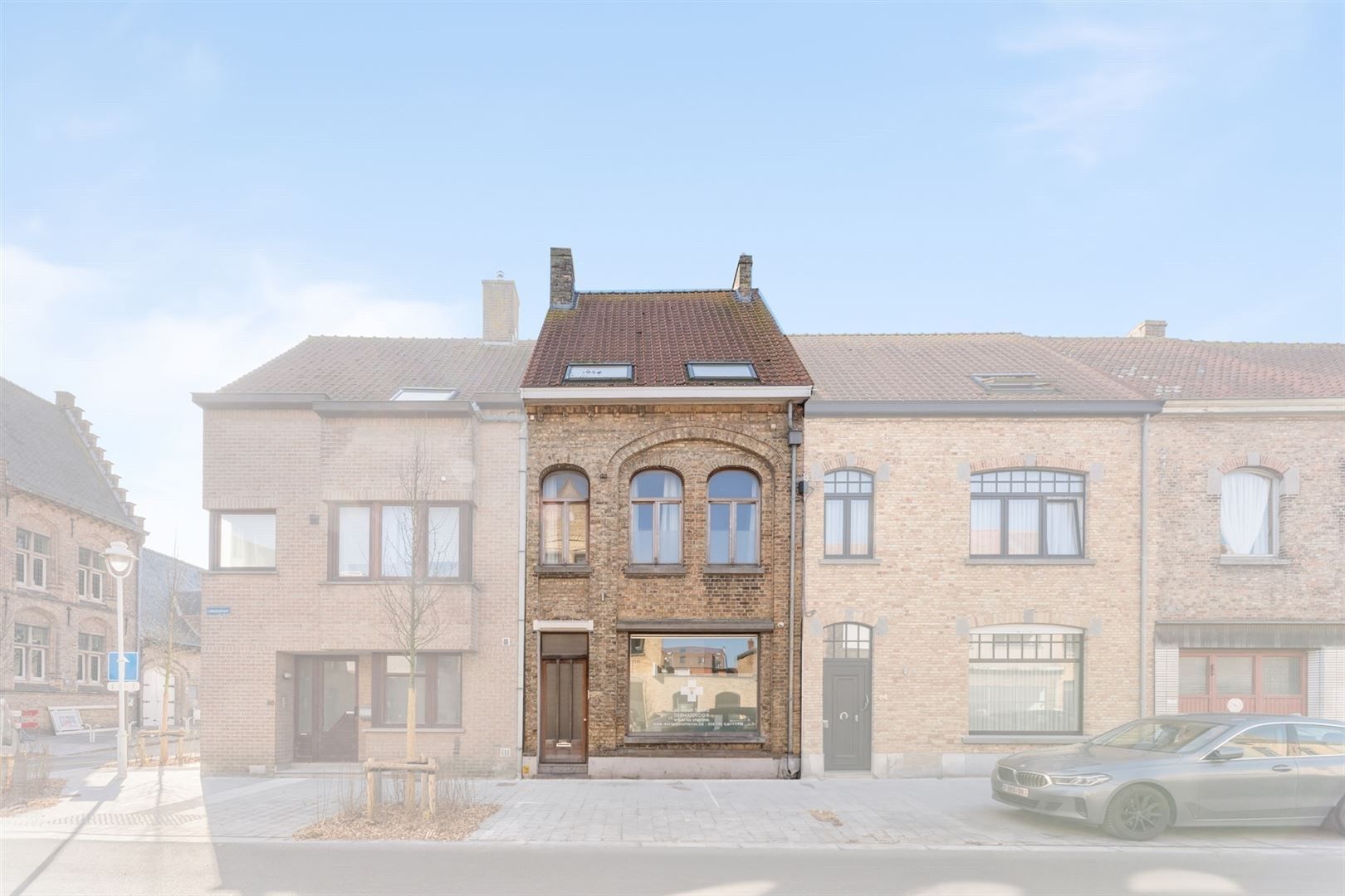 Charmante stadswoning met praktijkruimte in hartje Nieuwpoort-Stad op 91 m². foto 2