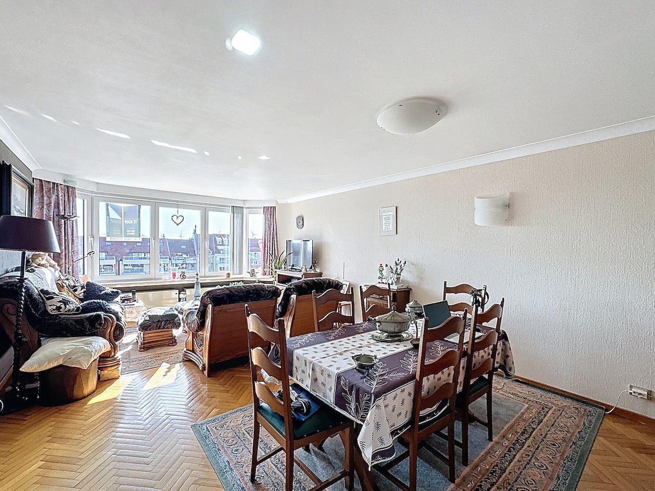 Lichtrijk appartement met twee slaapkamers gelegen op de Graaf d'Ursellaan foto 6
