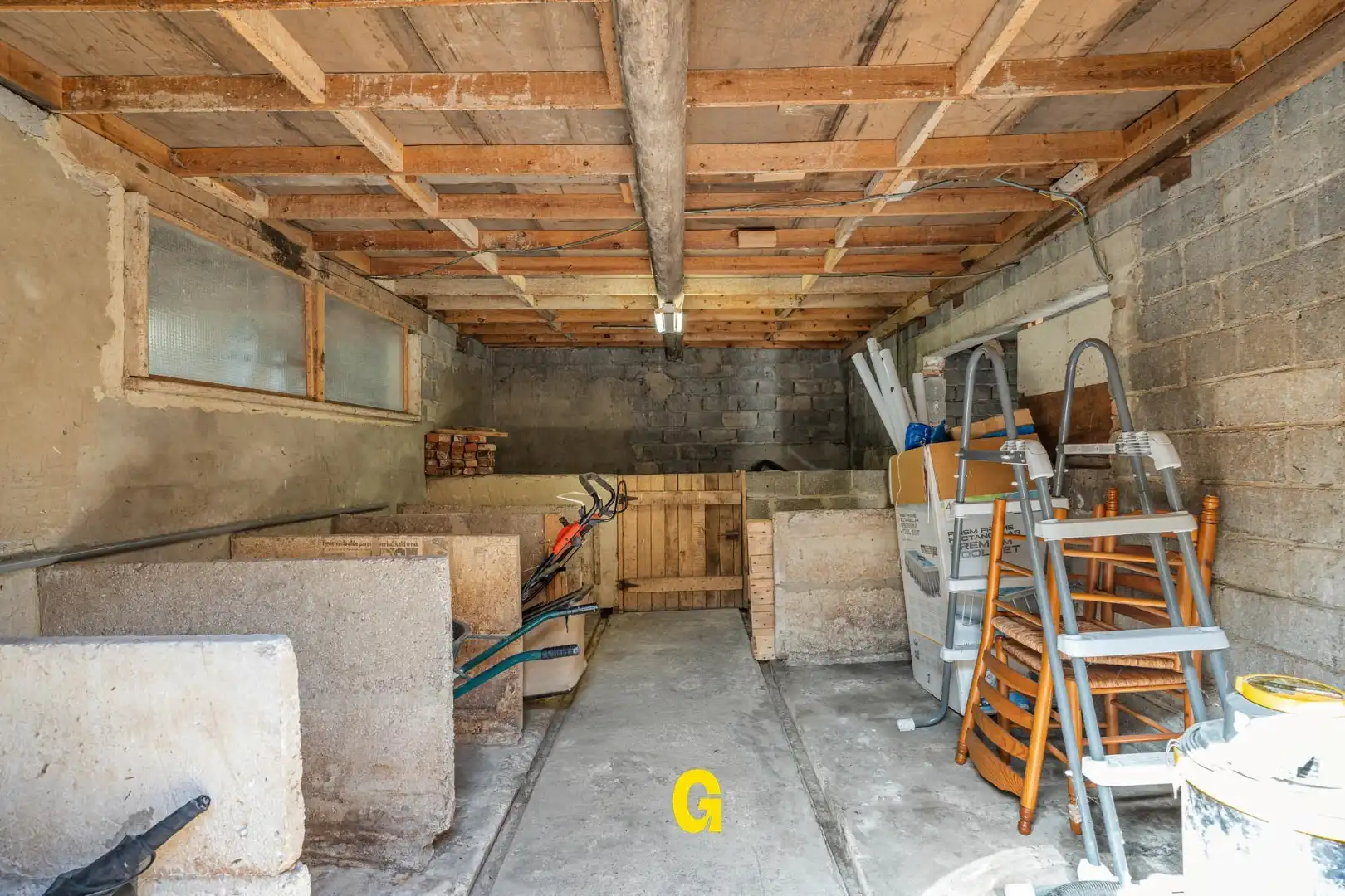Grondig te renoveren woning met degelijke structuur en ruime tuin op 10a 67ca, met weids zicht op de achtergelegen glooiende groene omgeving foto 22