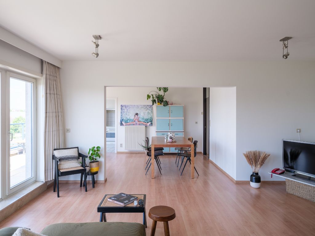 Licht op te frissen penthouse met 4 slaapkamers, meerdere zonneterrassen en een adembenemend uitzicht over de Leie en de Bijloke. Aankoop staanplaats. foto 5