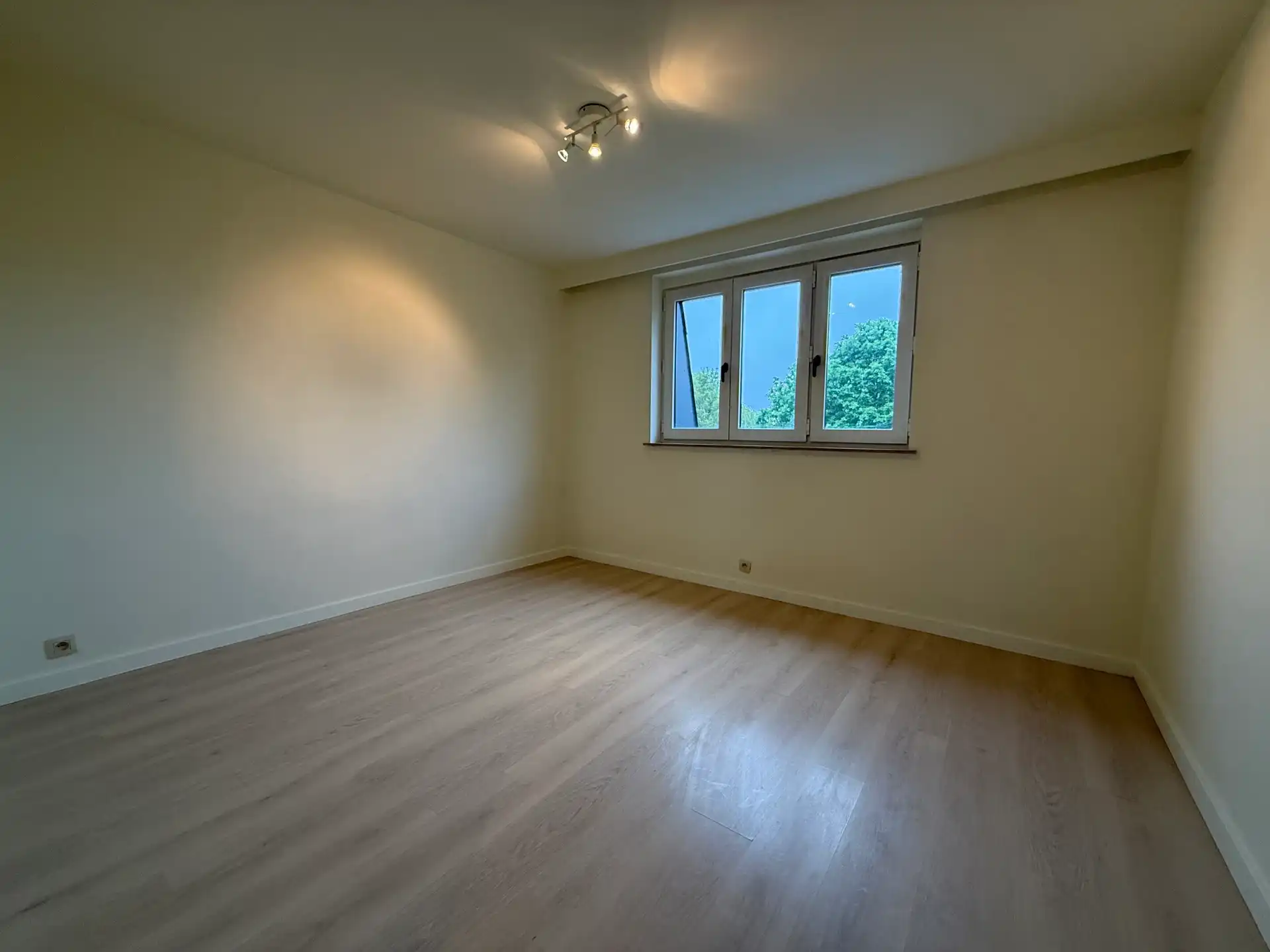 WANZELE - Ruim appartement mét garage. foto 5