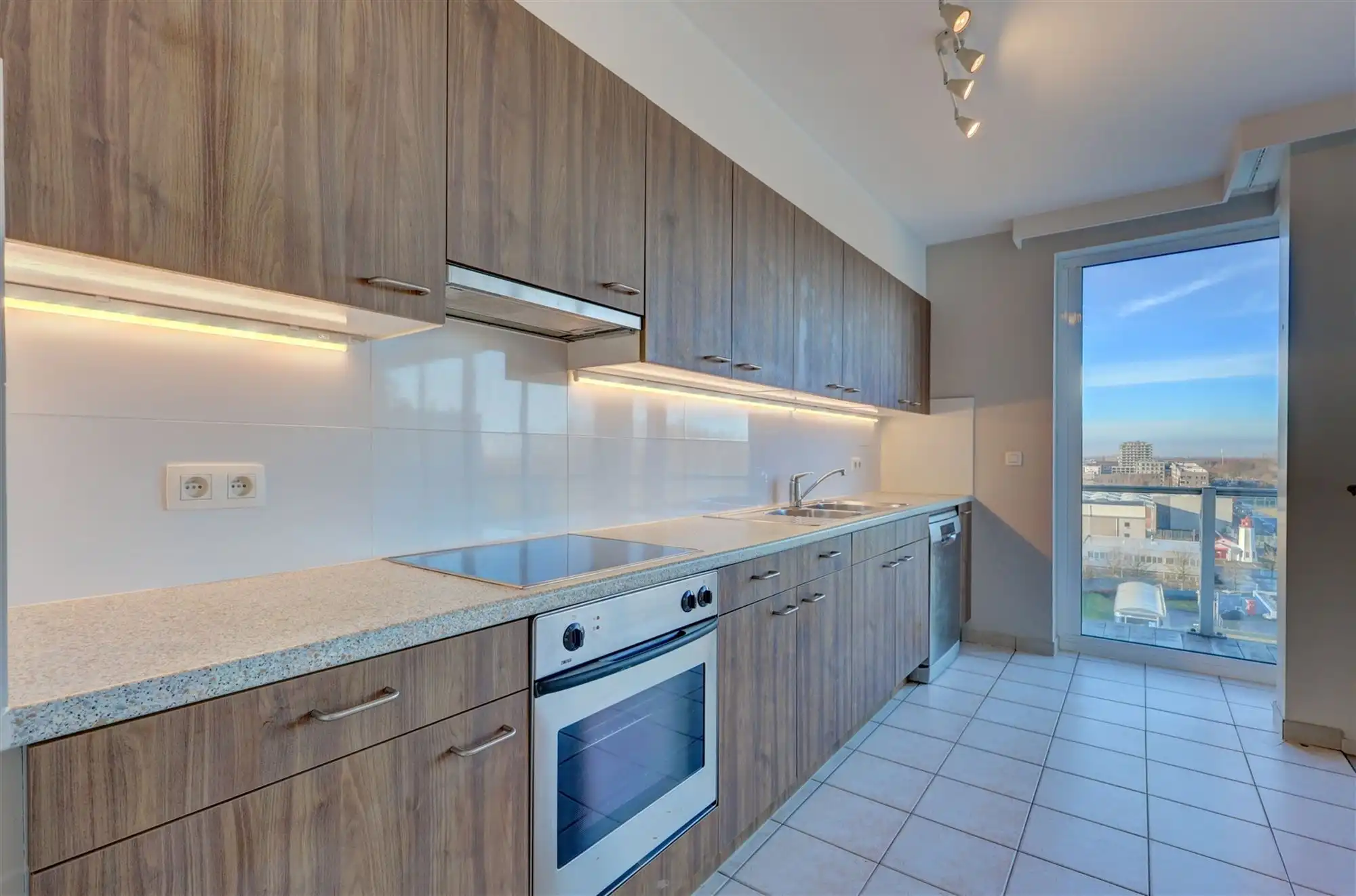 Instapklaar 2-slaapkamerappartement met leuk terras te Linkeroever foto 3