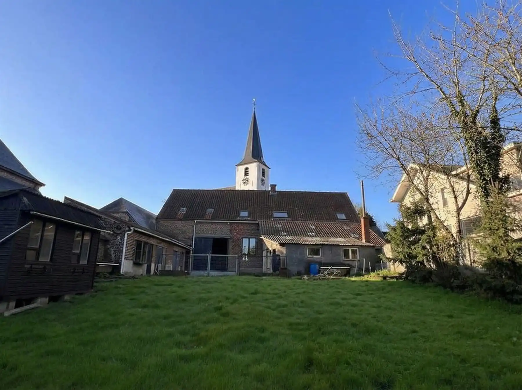 Dorpswoning onder de kerktoren foto 2