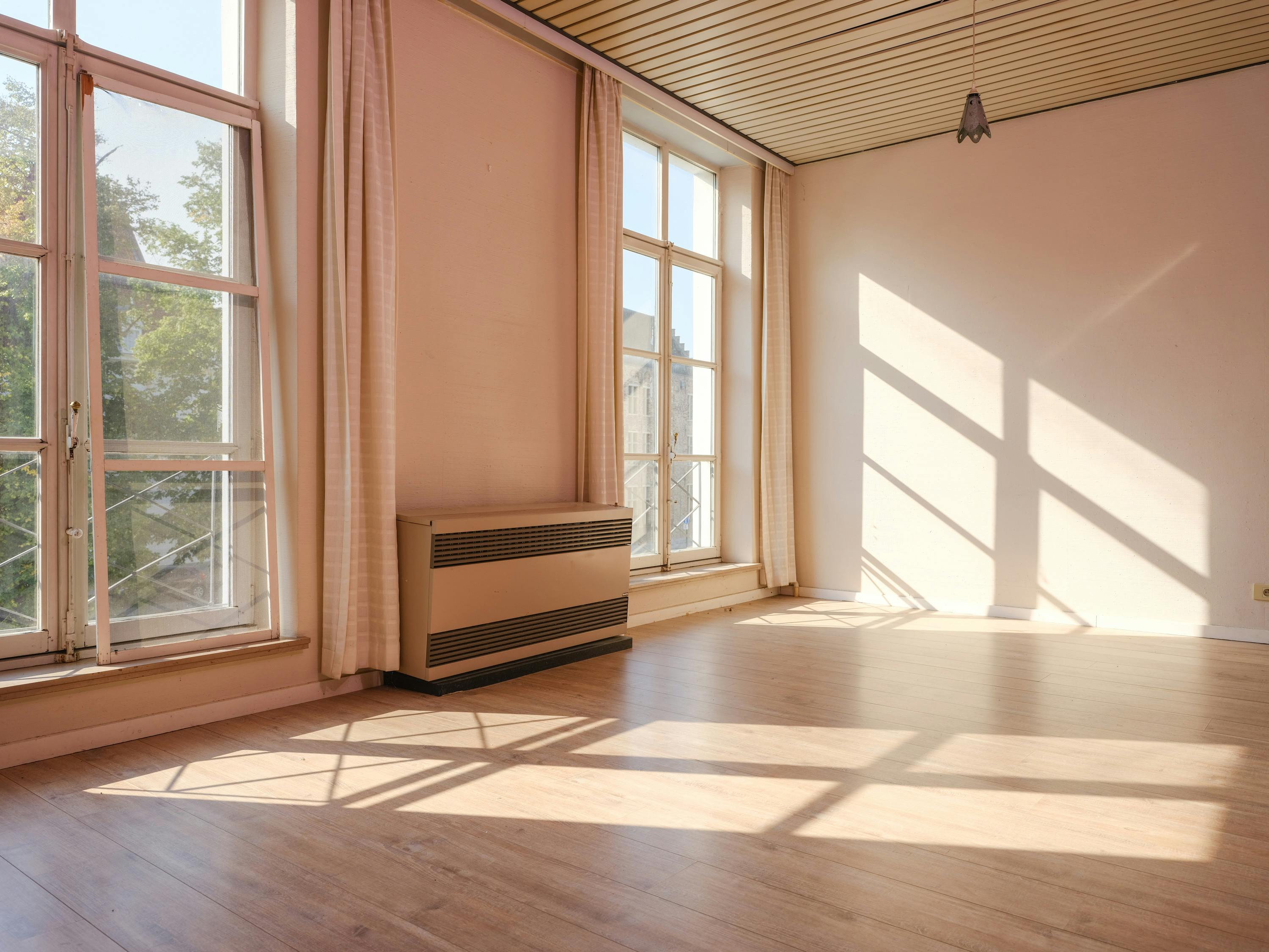 Te renoveren statige hoekwoning in Brugge te koop foto 4