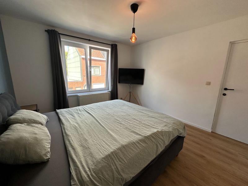 Recent gerenoveerde woning met ruime garage foto 18