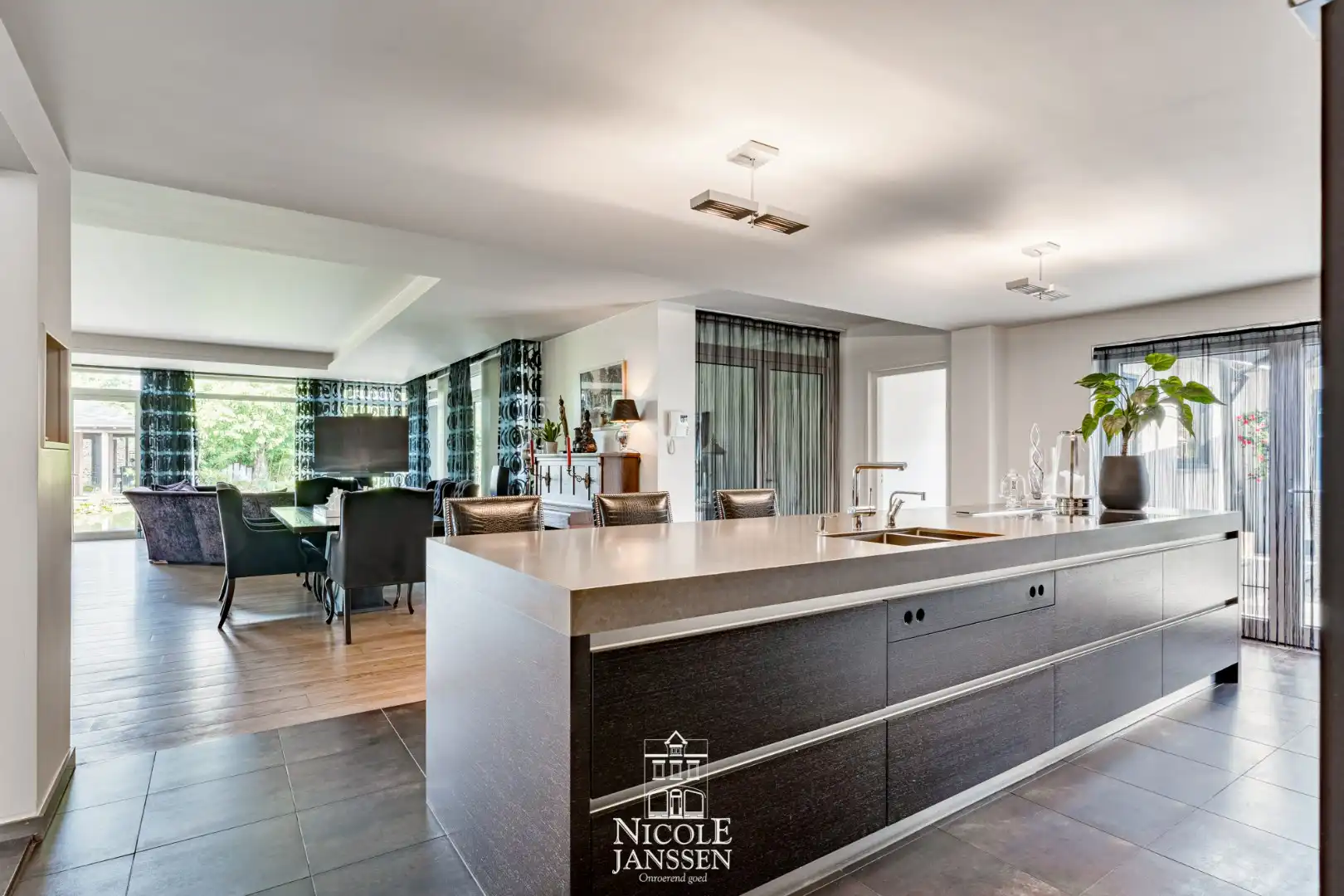 Riante woning met paardenstallen foto 9