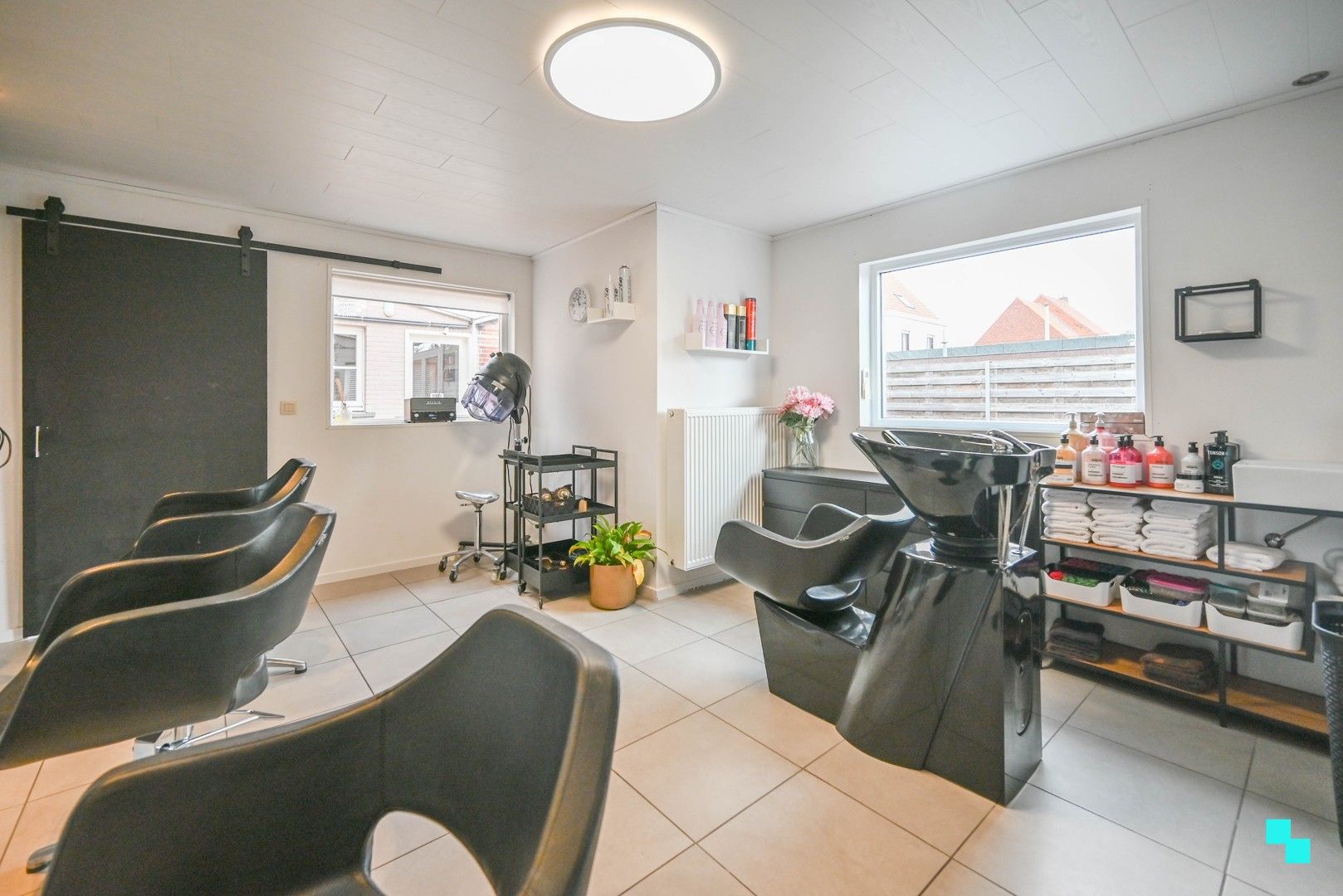 Ruime, gerenoveerde woning nabij centrum Oostrozebeke foto 11