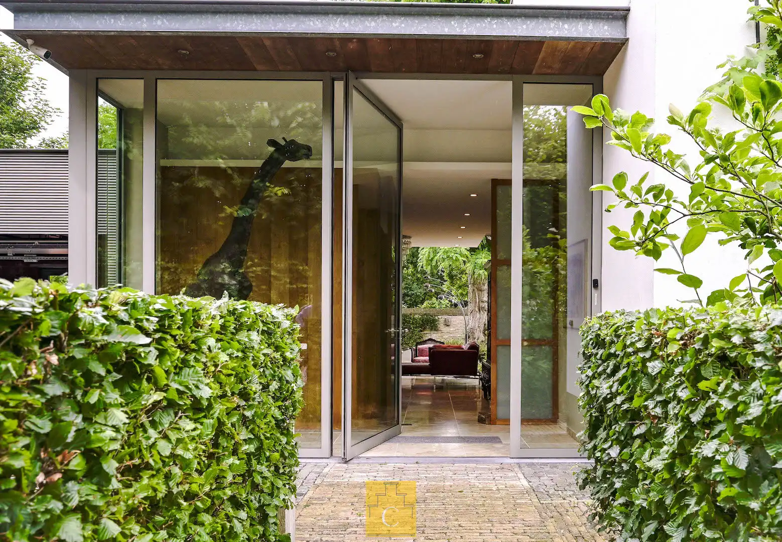 Een woning waar karakter en hedendaagse architectuur elkaar perfect aanvullen. foto 4