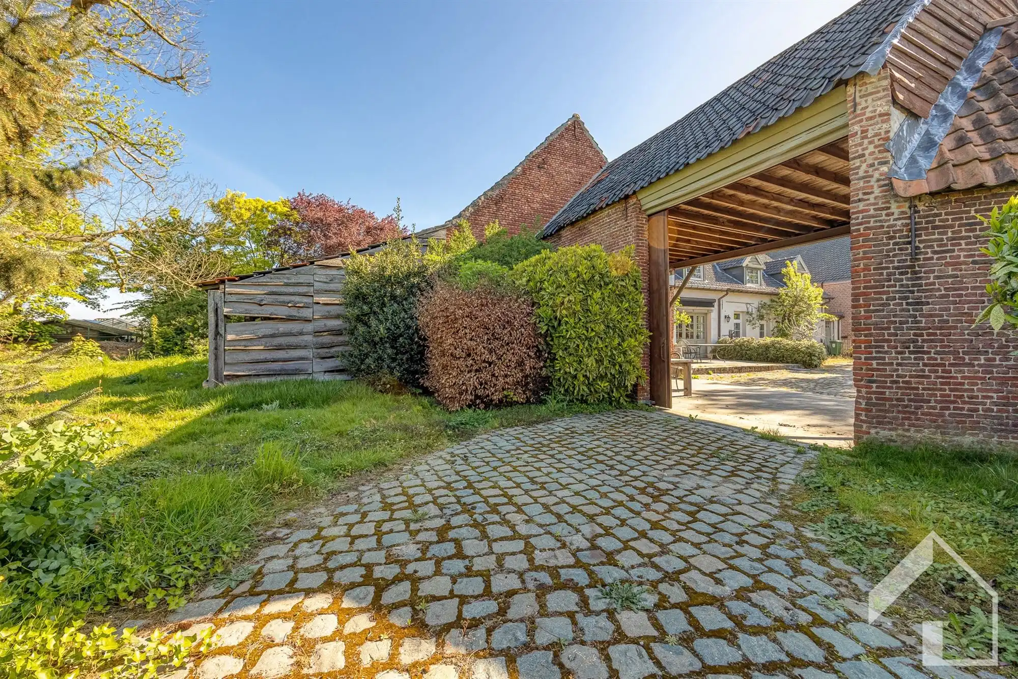 Unieke hoeve bestaande uit 2 individuele woningen en atelier foto 33