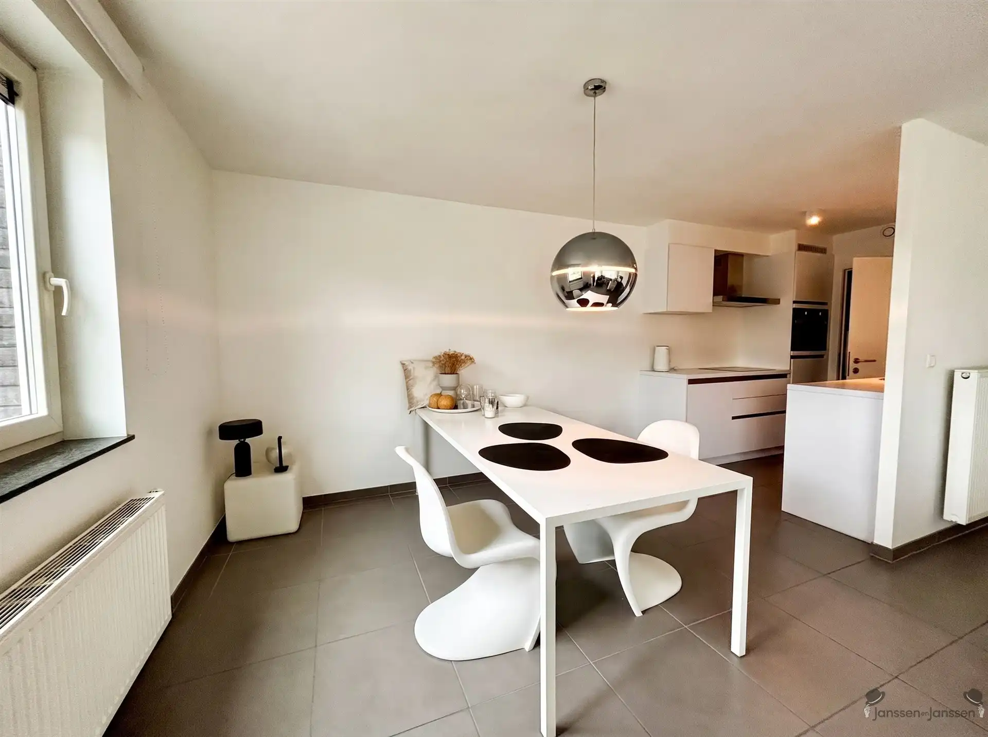 Hoekappartement met 2 slaapkamers & garage foto 4