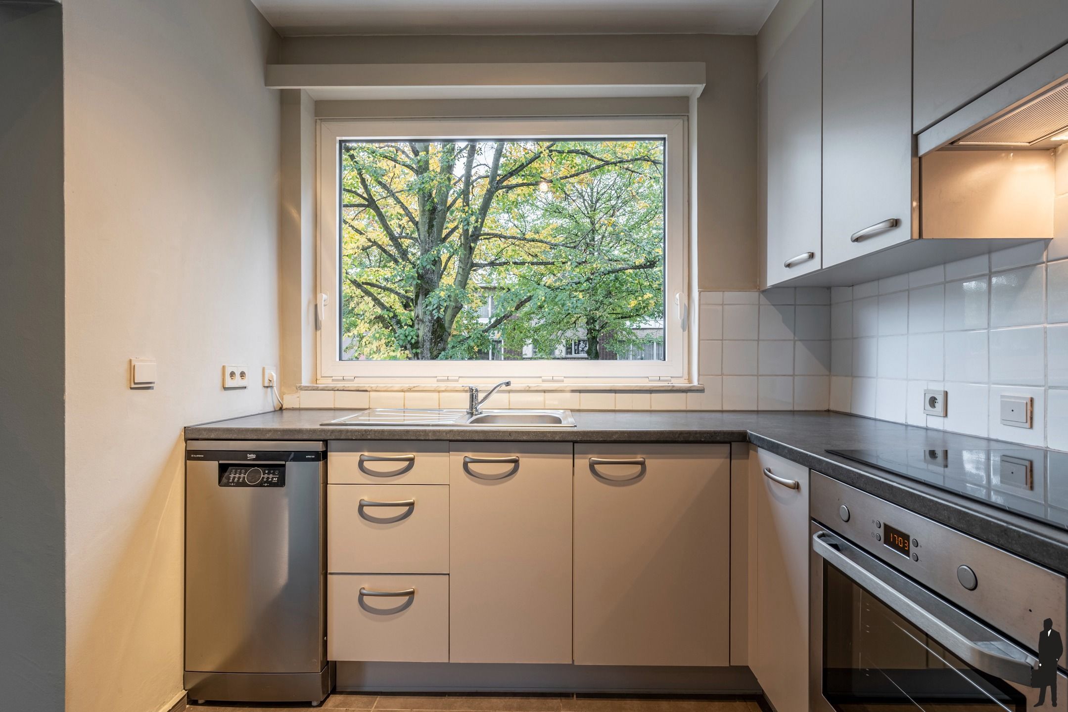 Instapklaar driekamerappartement met terras en goede ligging foto 9