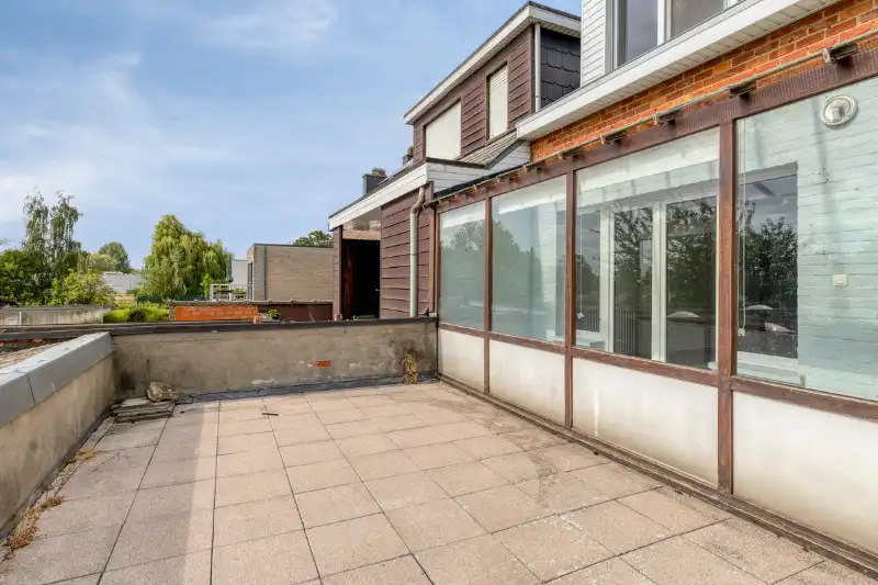 Ruime bel-etage met uitzonderlijke opslagruimte, 2 parkeerplaatsen en zonnige tuin foto 11