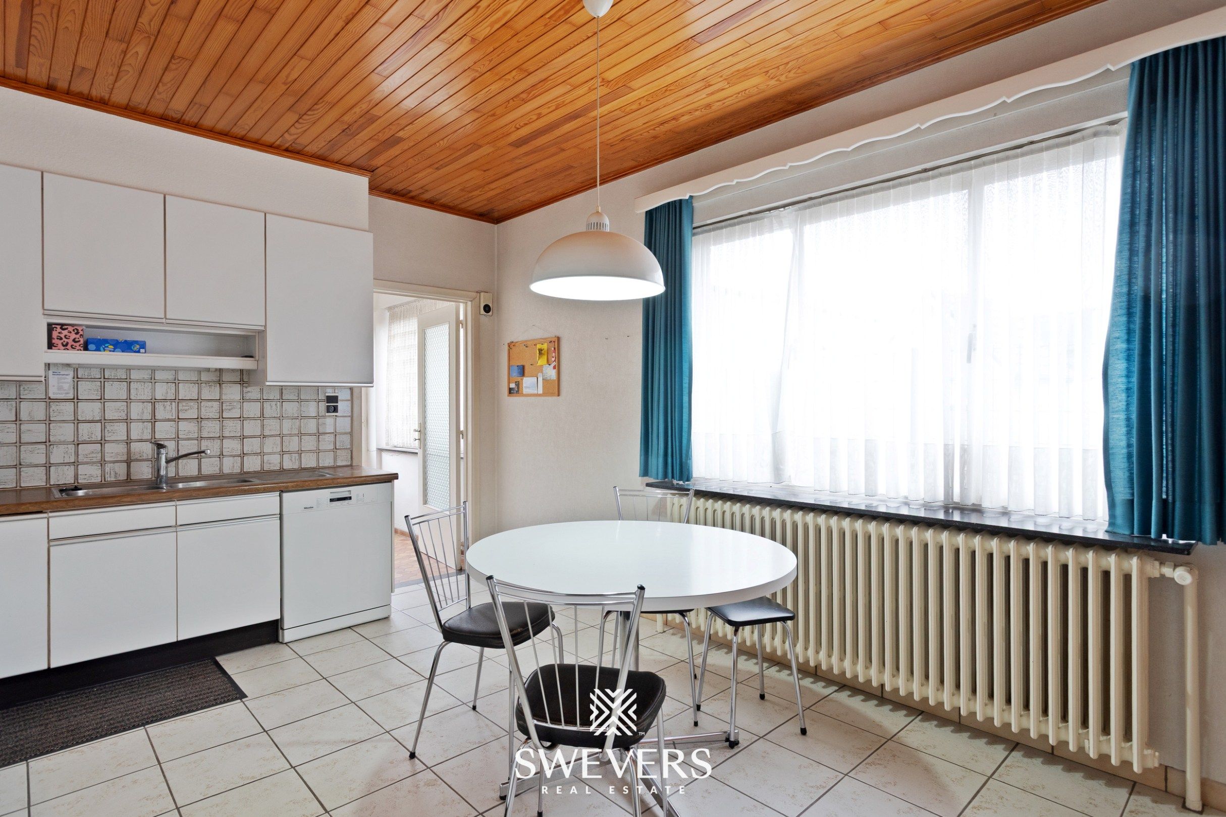 Open bebouwing met 4 slaapkamers, kelder en tuin in rustige, doodlopende straat foto 8