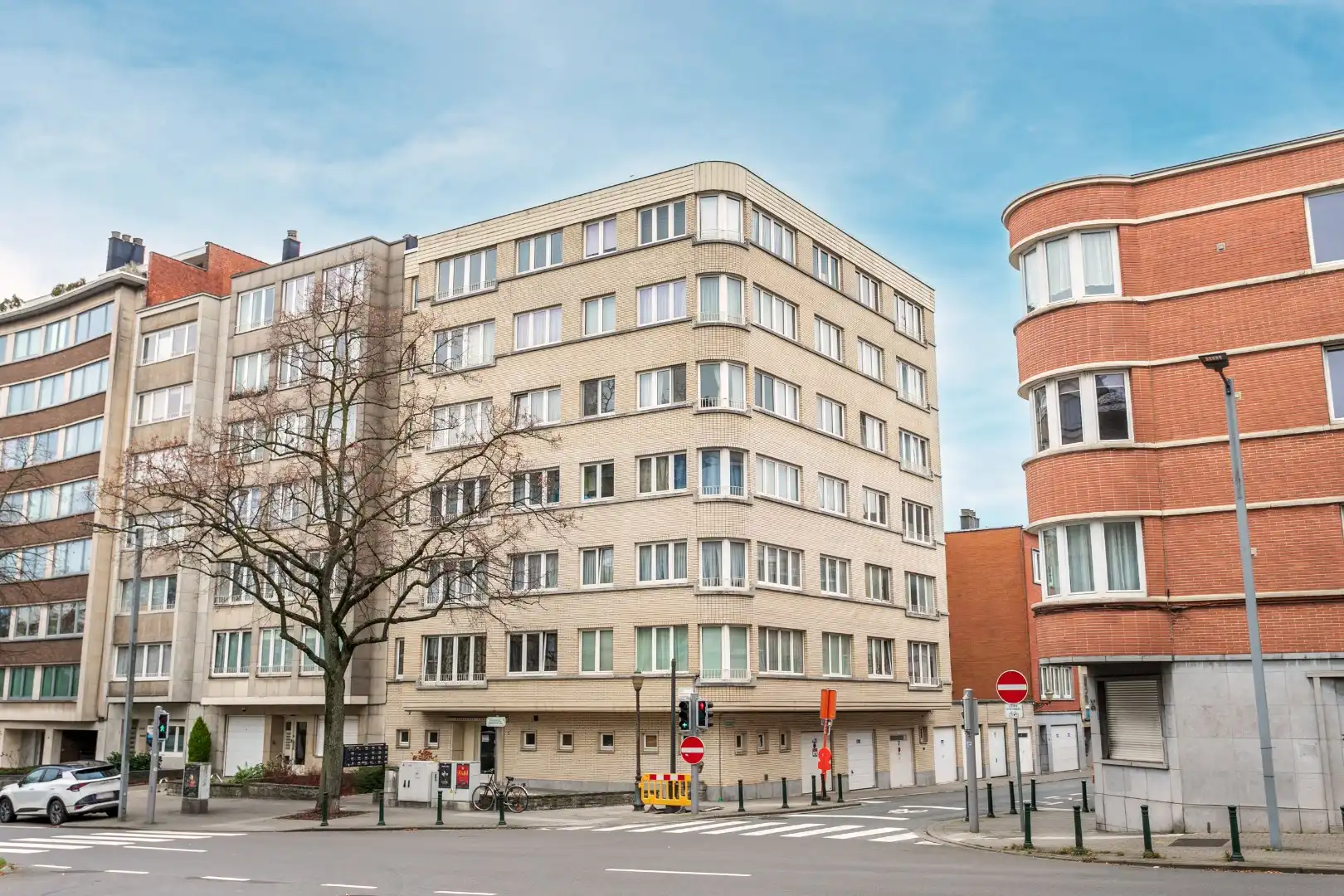 Te renoveren appartement met 1 slaapkamer, terras en kelderberging in Ganshoren foto {{pictureIndex}}