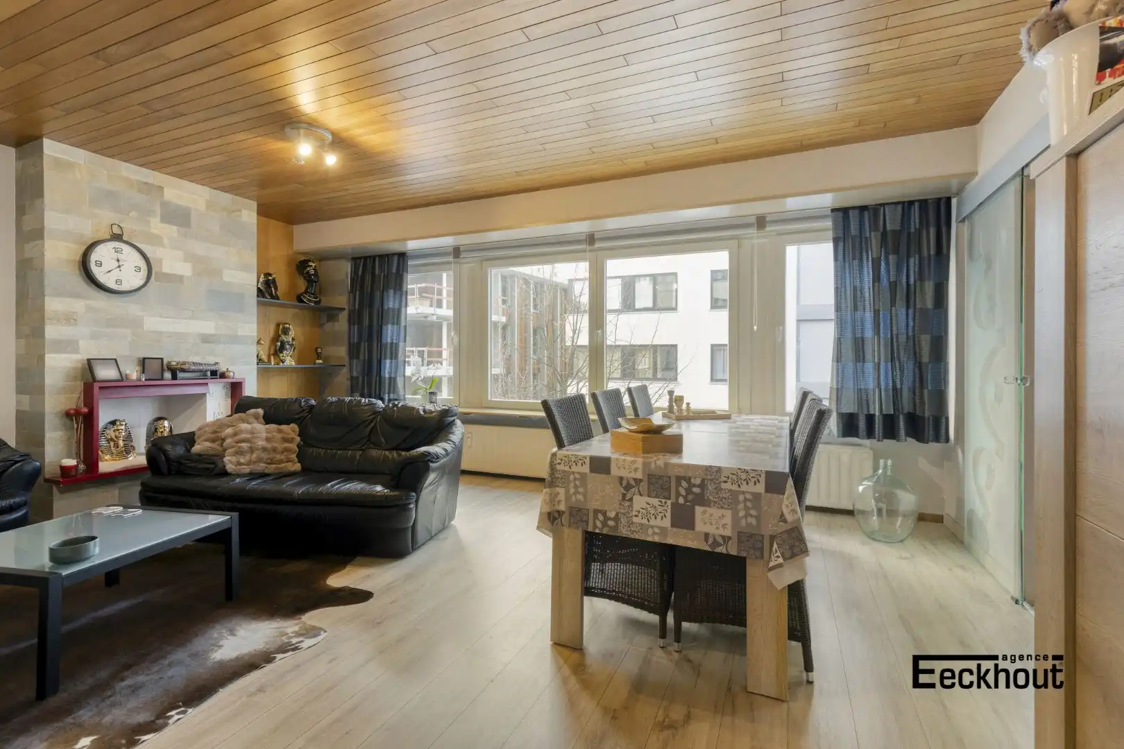 Ruim en verzorgd appartement in rustige straat in het centrum van Oostende. foto {{pictureIndex}}