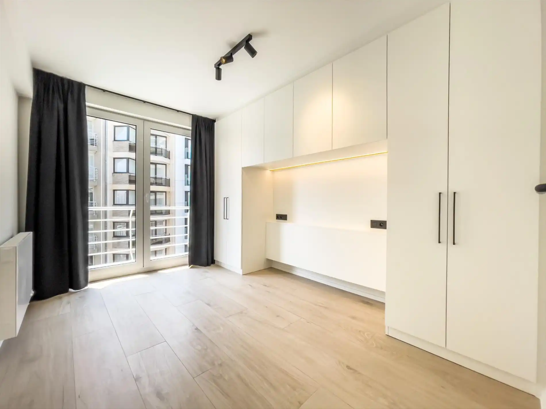 Zonnig, volledig gerenoveerd en ongemeubeld appartement gelegen in de buurt van het Rubensplein met zijdelings zeezicht. foto 9