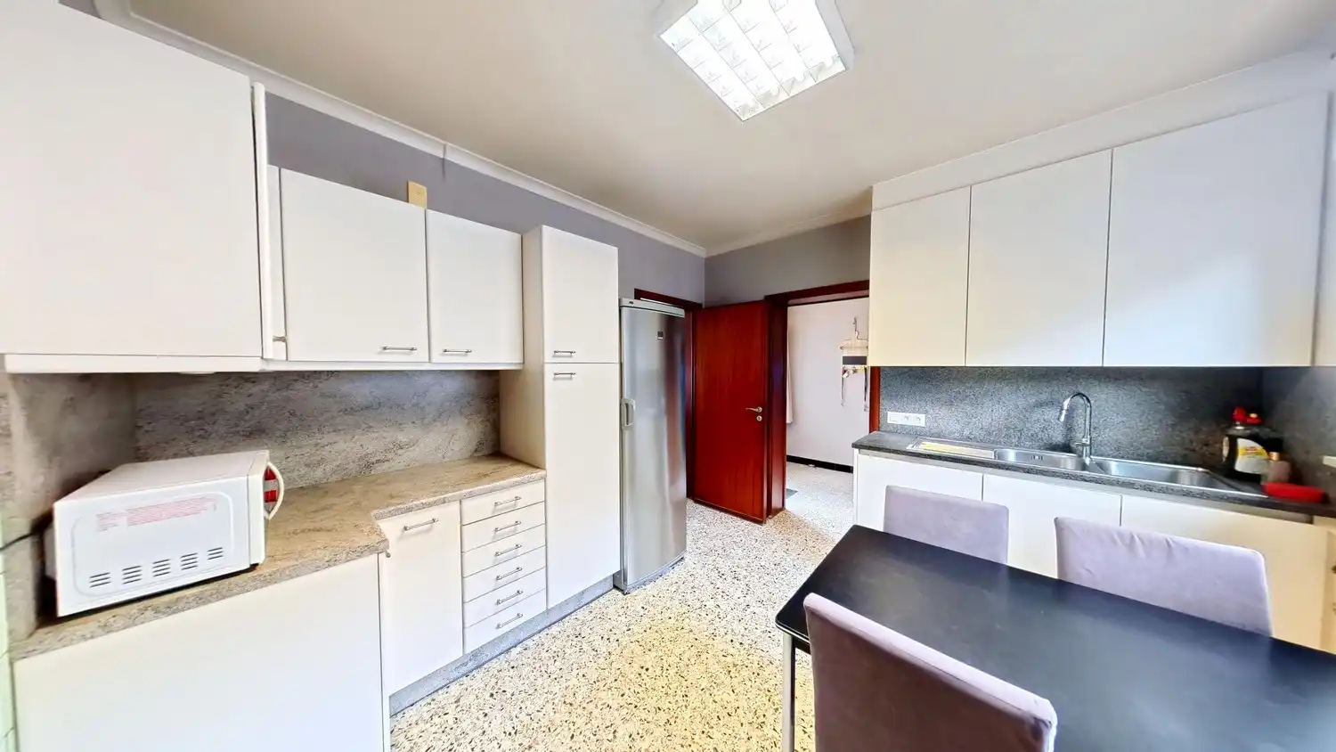 Ruime woning met mooie tuin in centrum Zingem! foto 6