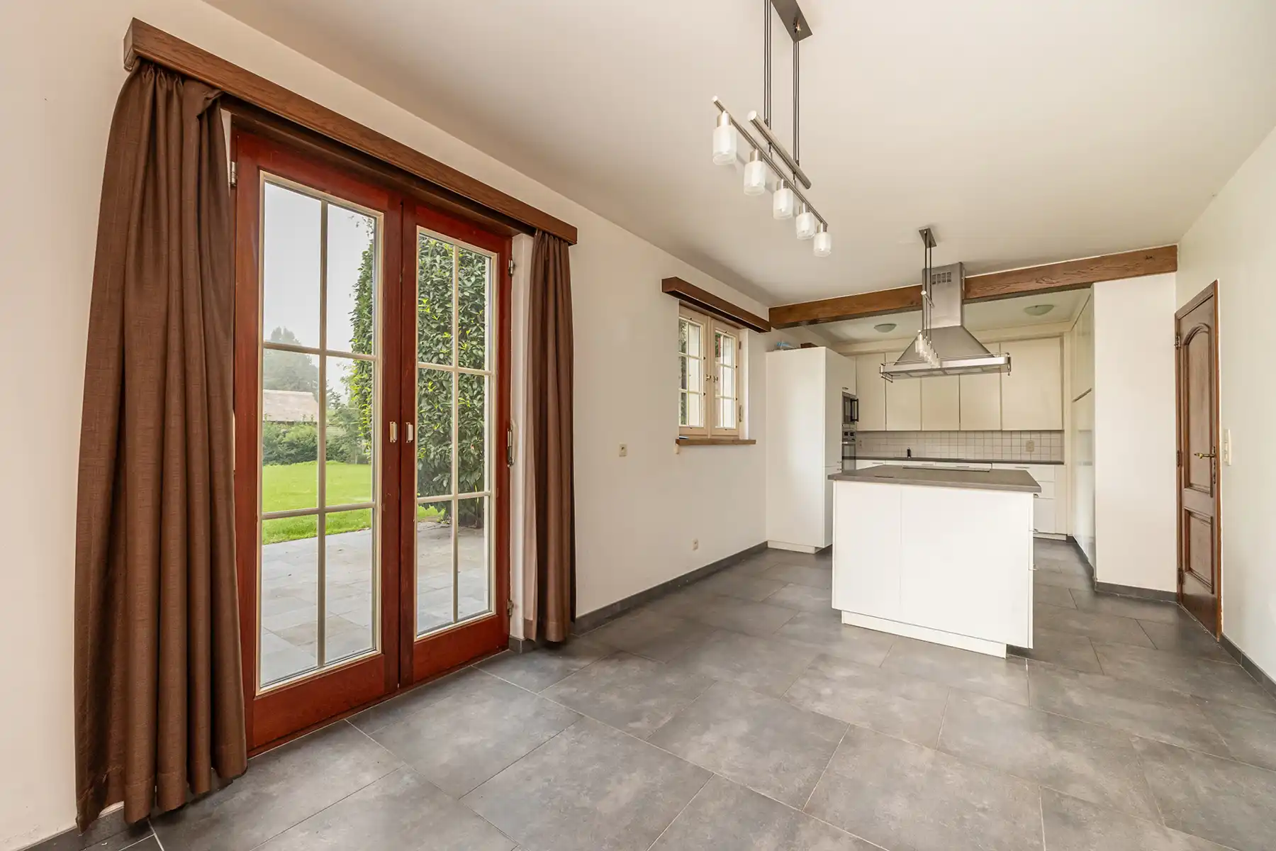 Landhuis met dubbele garage en west-tuin in Zoersel! foto 6